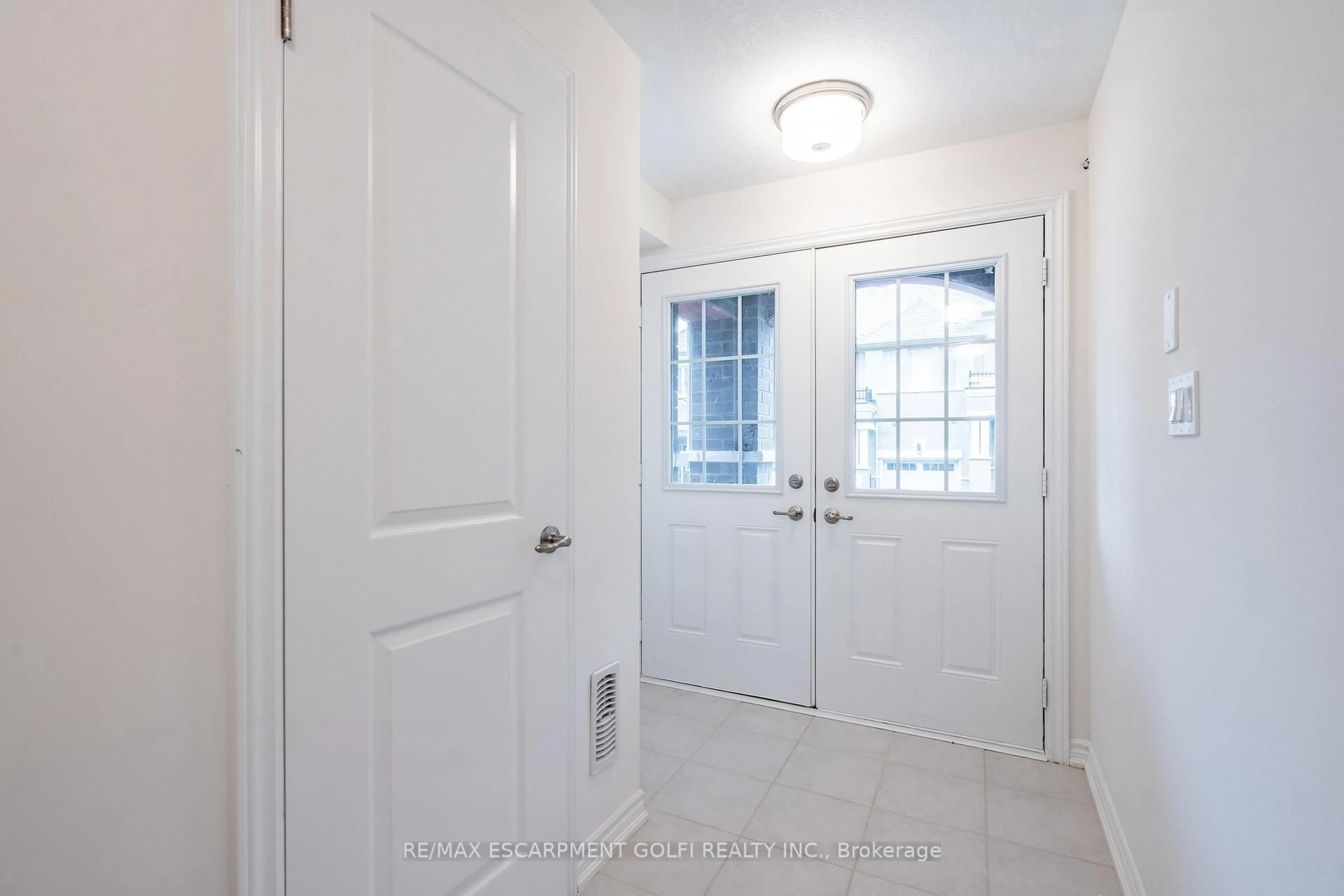 Indoor entryway for 620 Colborne St #20, Brantford Ontario N3T 5L5