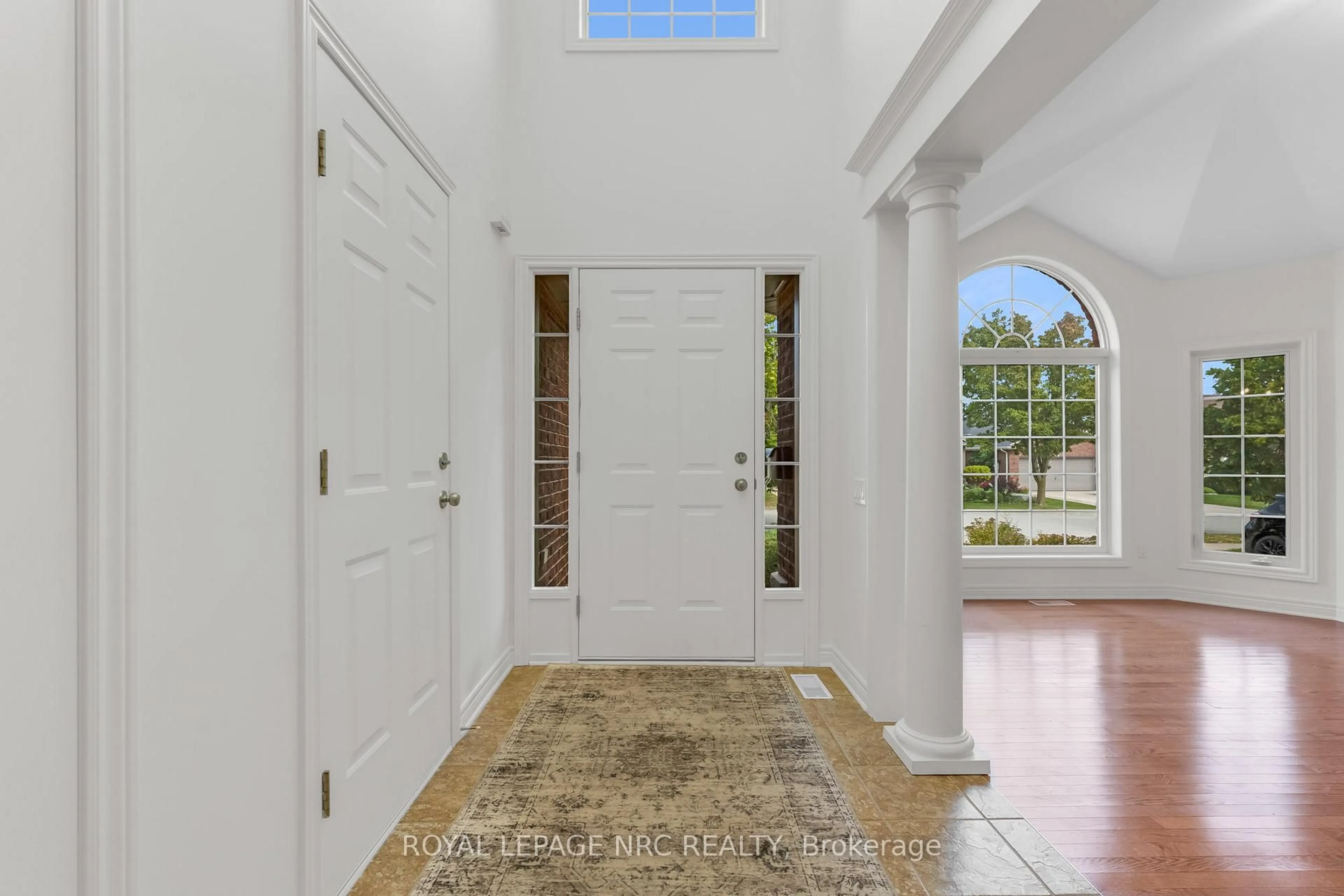 Indoor entryway for 10 Montrose St, St. Catharines Ontario L2S 4A7