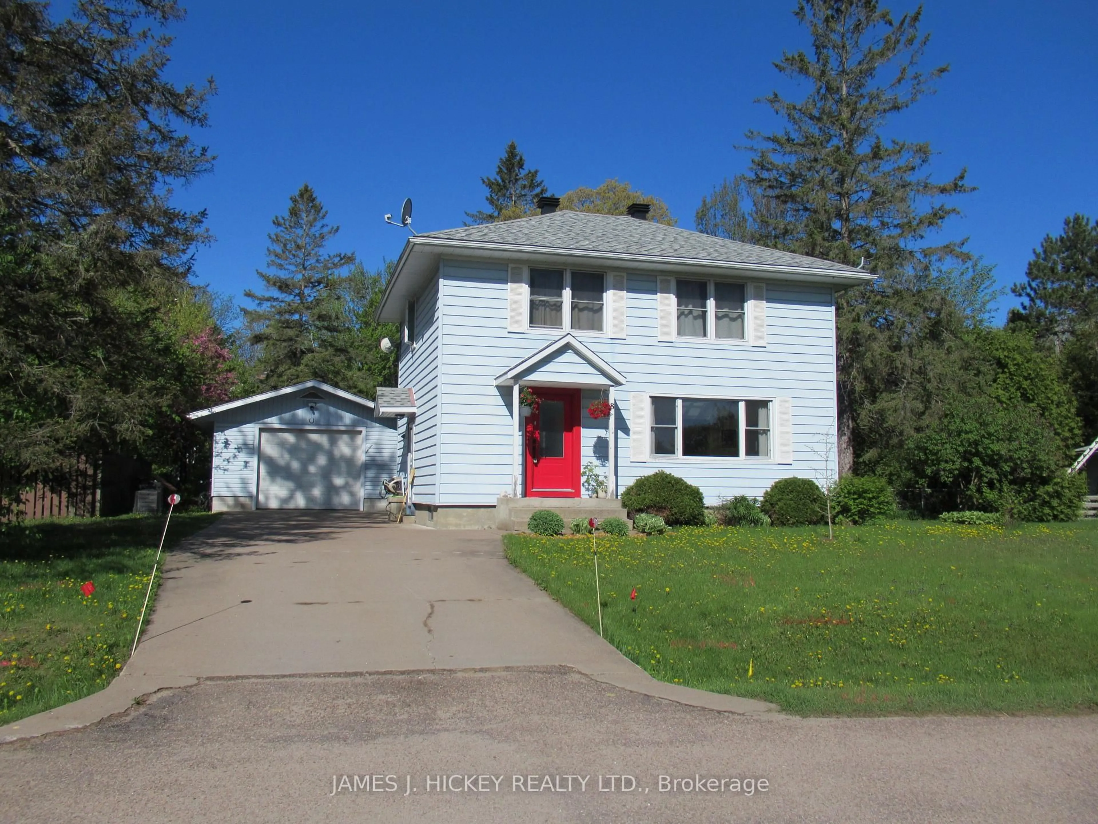 A pic from outside/outdoor area/front of a property/back of a property/a pic from drone, street for 8 Tweedsmuir Pl, Deep River Ontario K0J 1P0