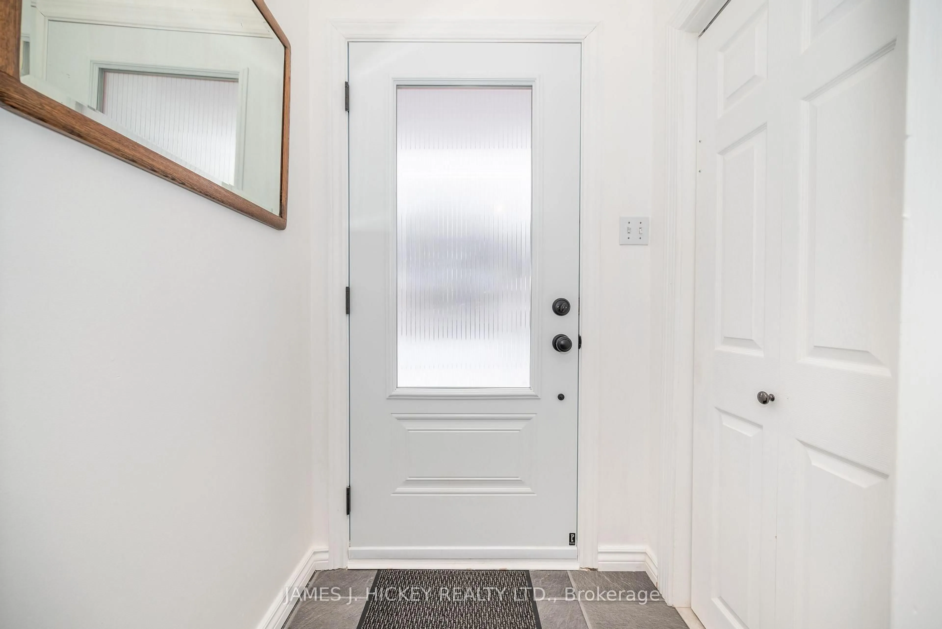 Indoor entryway for 8 Tweedsmuir Pl, Deep River Ontario K0J 1P0