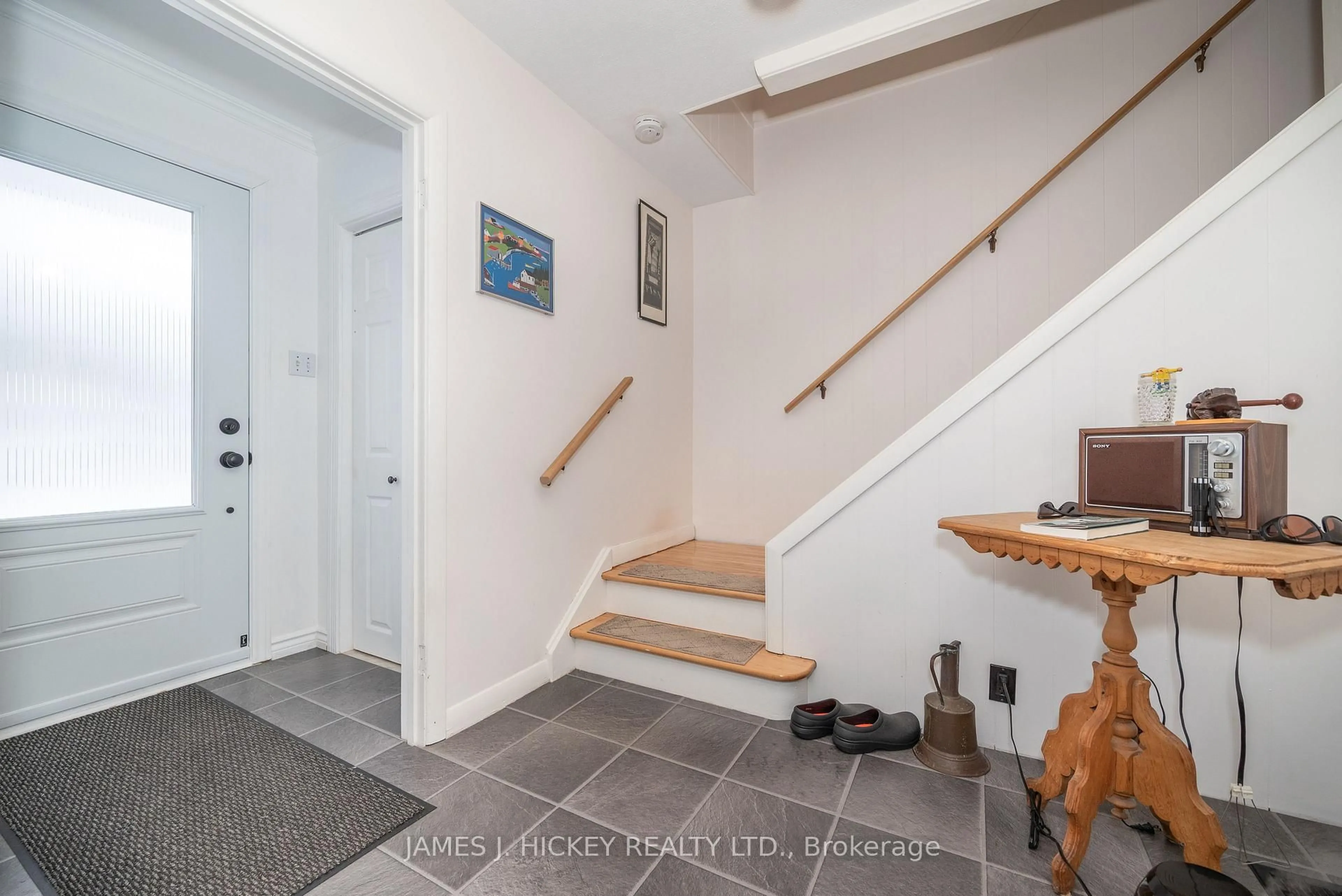 Indoor entryway for 8 Tweedsmuir Pl, Deep River Ontario K0J 1P0
