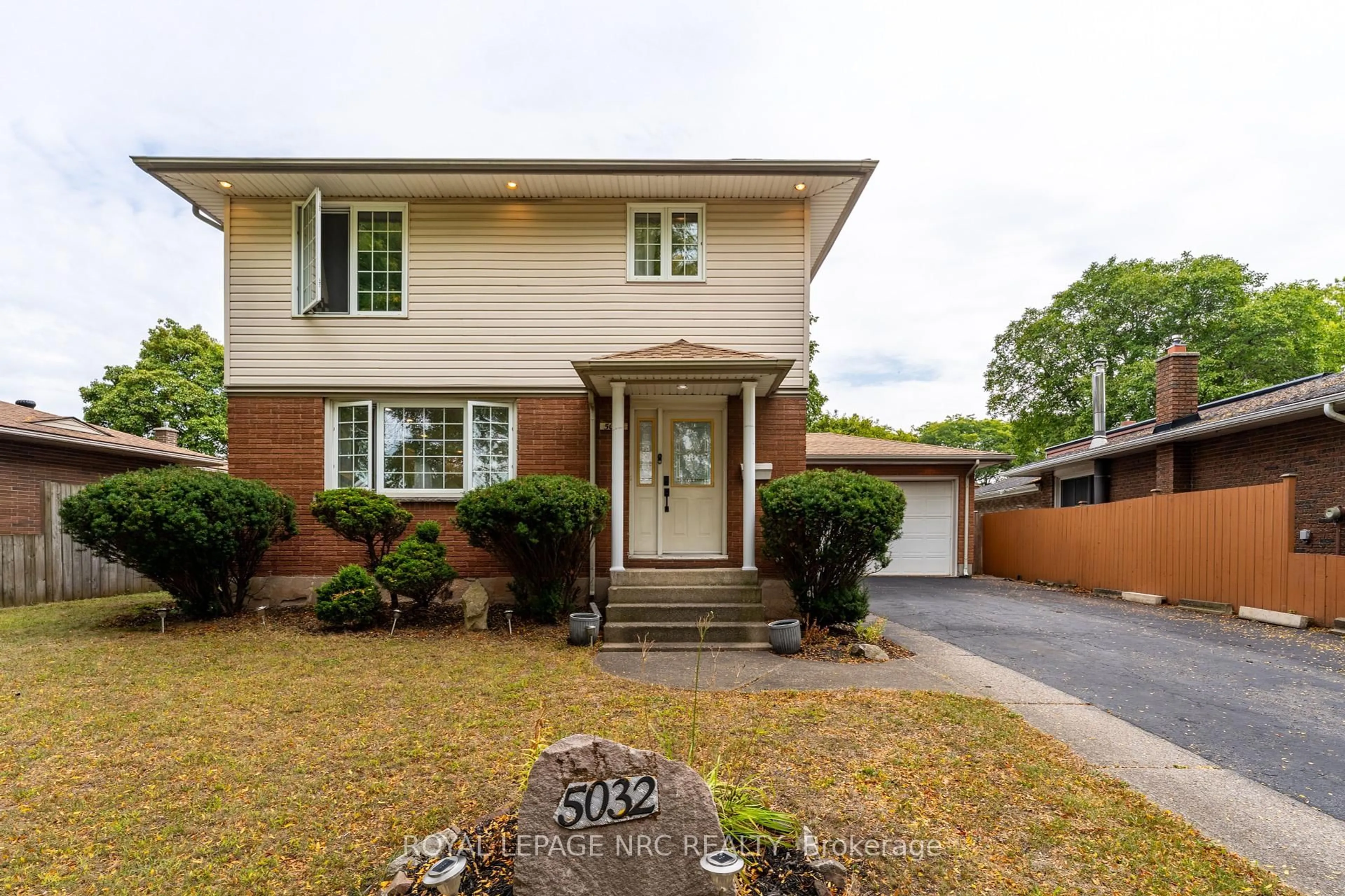 Home with brick exterior material, street for 5032 Heather Ave, Niagara Falls Ontario L2E 5J2
