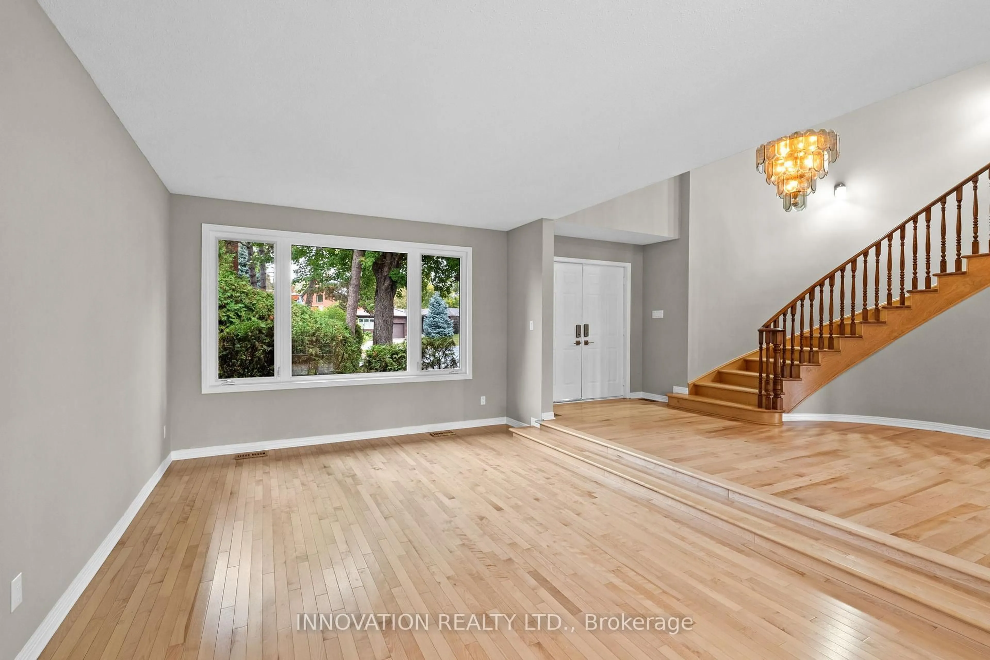 Indoor entryway for 206 Cypress Crt, Ottawa Ontario K2H 8Z8