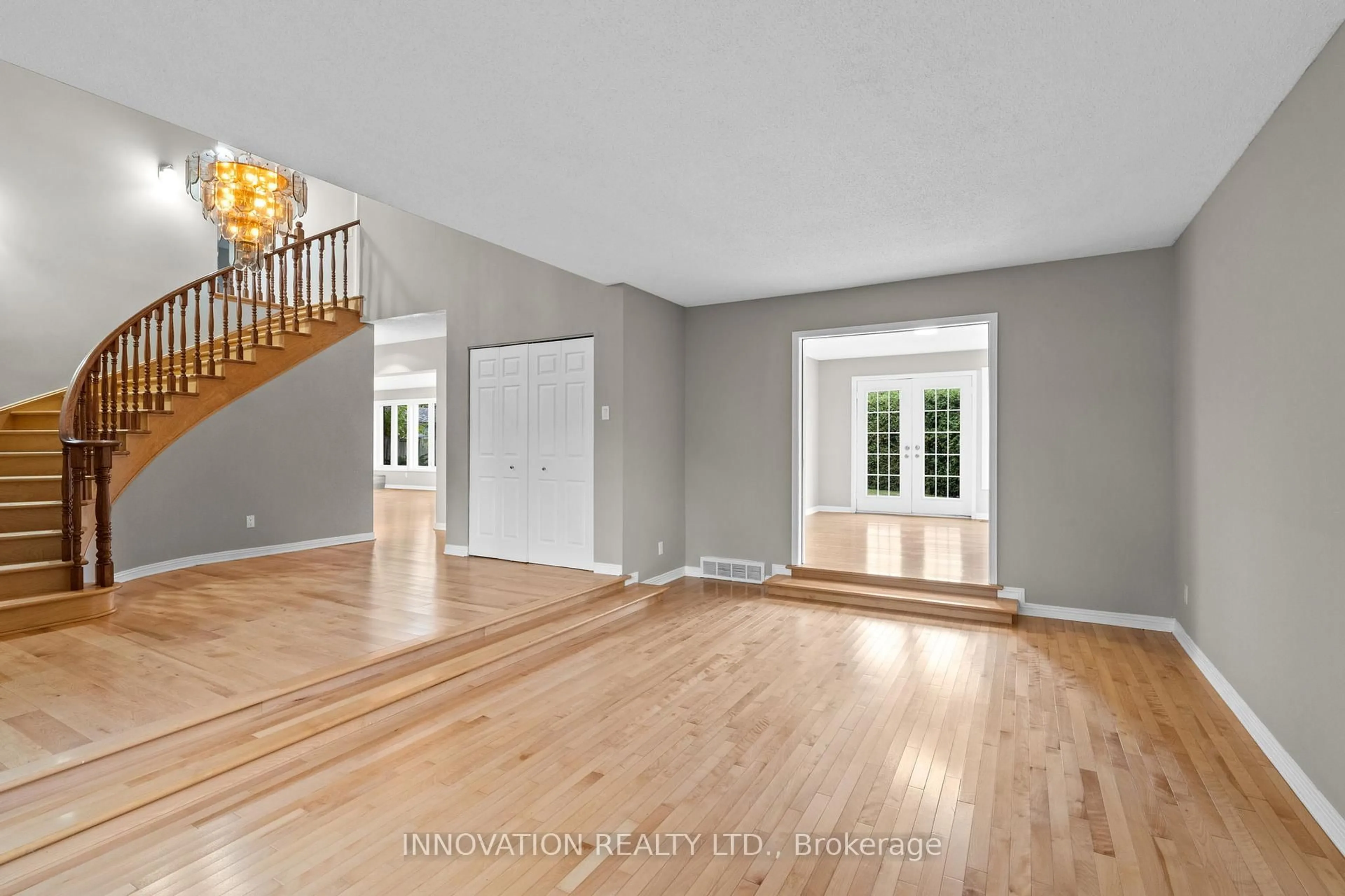Indoor entryway for 206 Cypress Crt, Ottawa Ontario K2H 8Z8