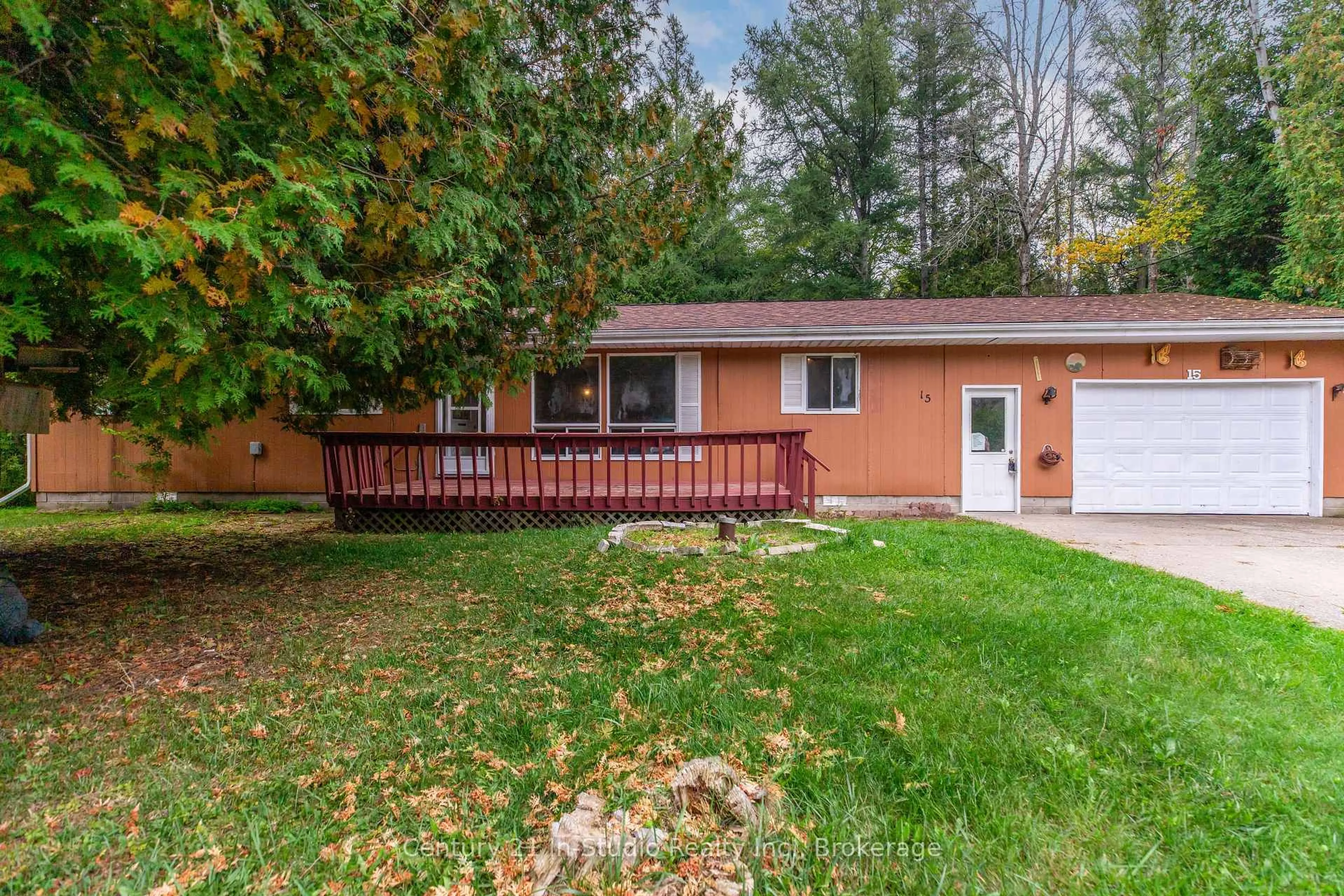 Home with vinyl exterior material, street for 15 WHITEFISH Blvd, South Bruce Peninsula Ontario N0H 2T0