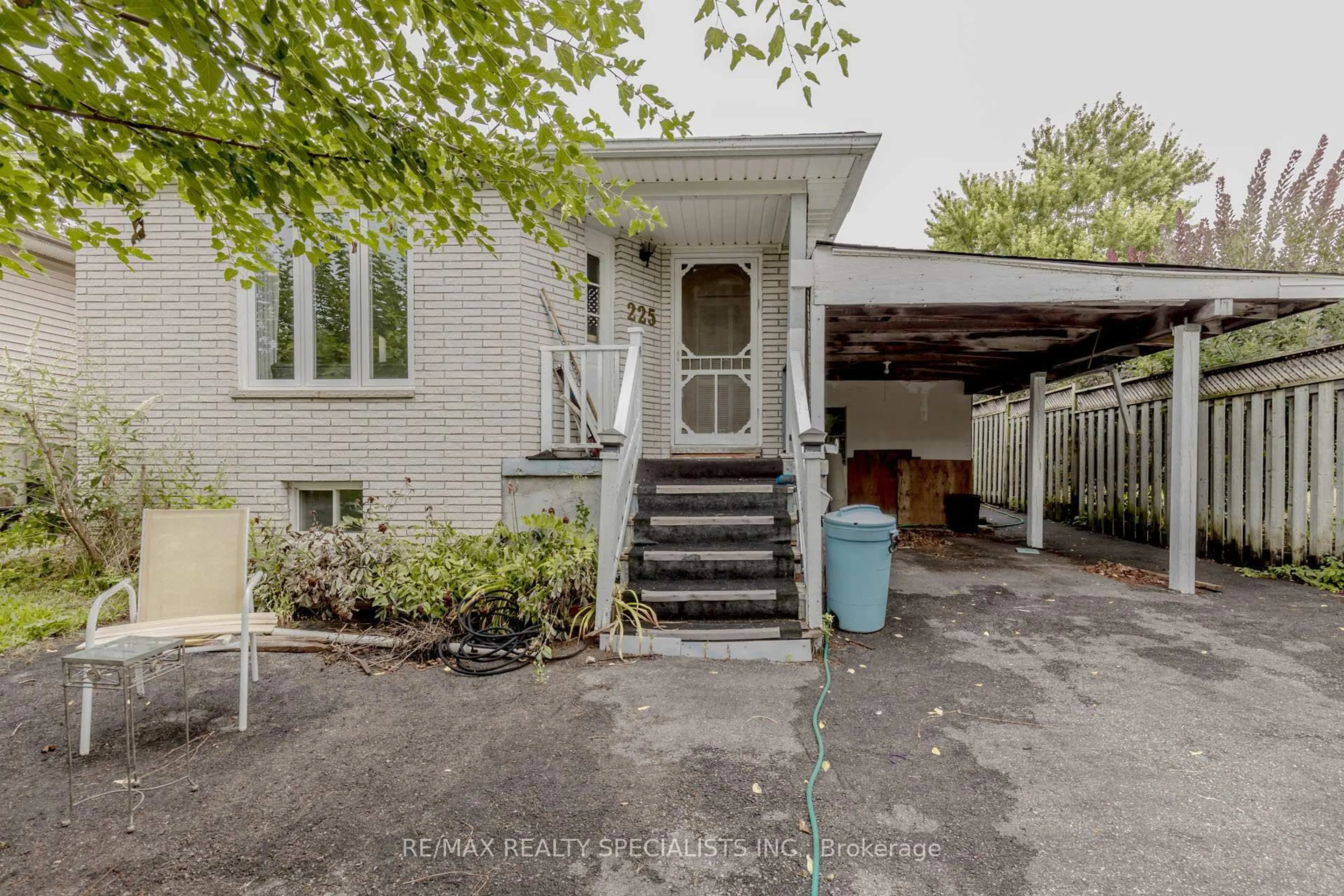 A pic from outside/outdoor area/front of a property/back of a property/a pic from drone, street for 225 Arlington St, Cambridge Ontario N3H 4B9
