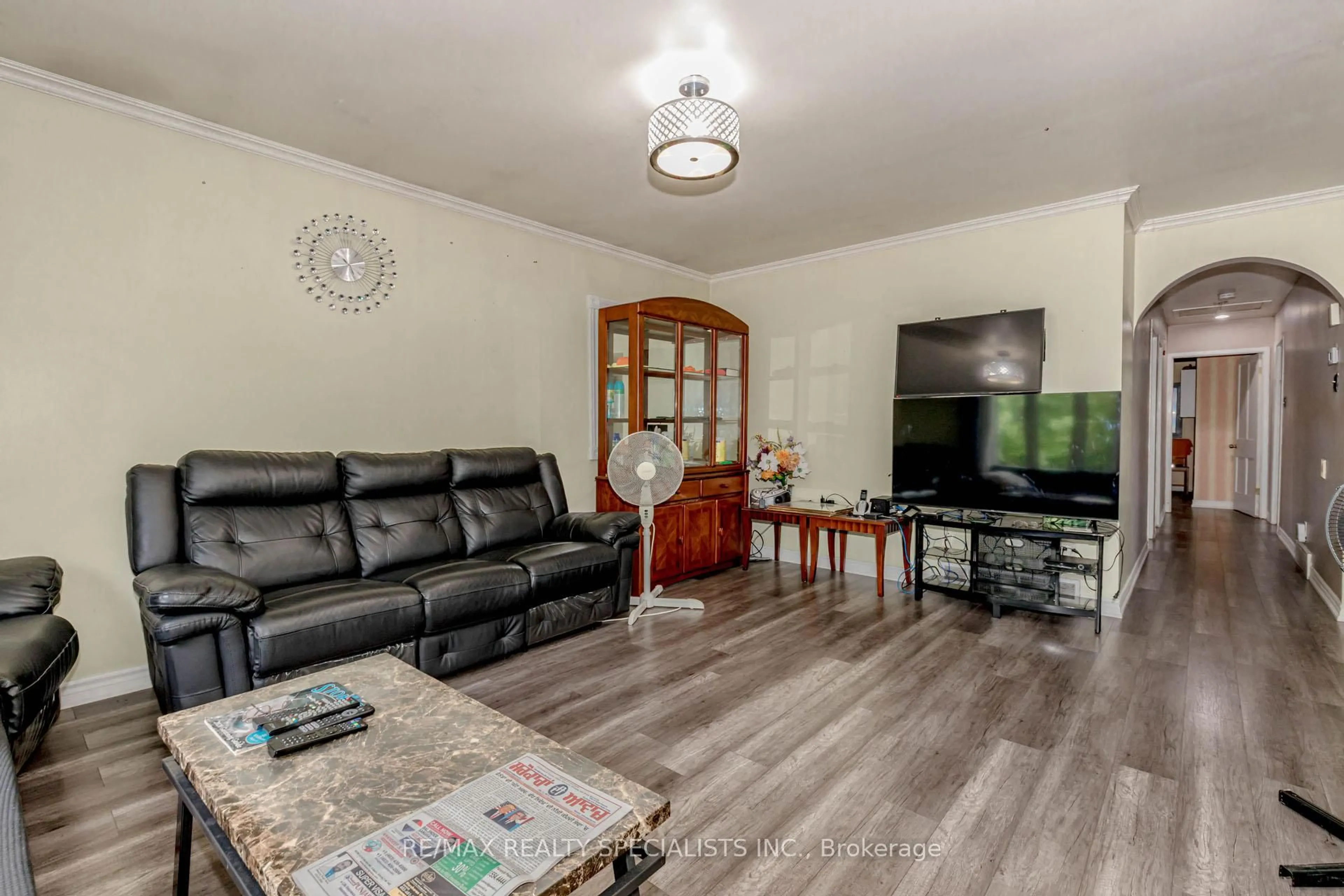 Living room with furniture, wood/laminate floor for 225 Arlington St, Cambridge Ontario N3H 4B9