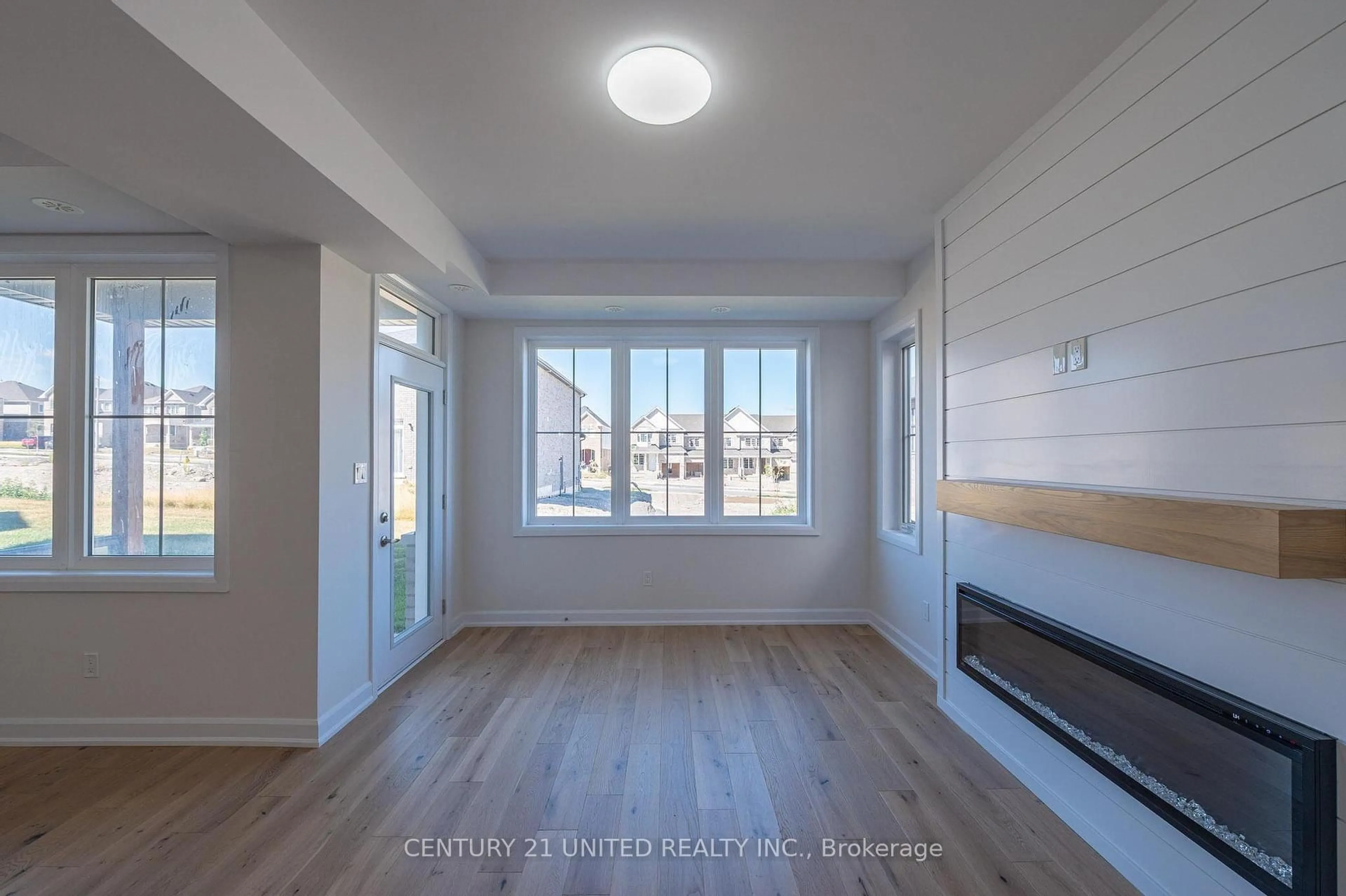 Indoor entryway for 305 Mullighan Gdns, Peterborough Ontario K9K 0G3