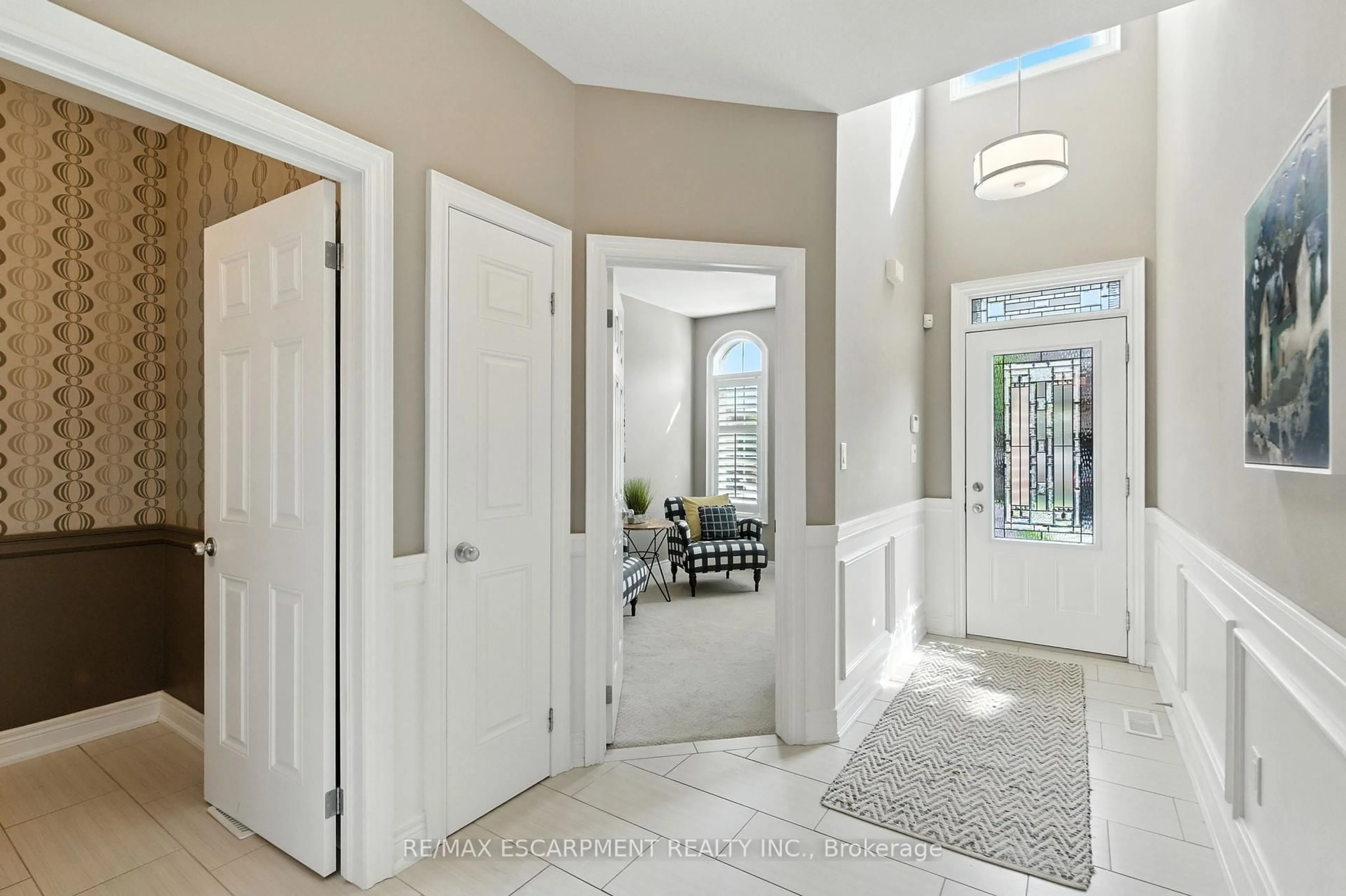Indoor entryway for 4 Burgundy Grve, Hamilton Ontario L8K 0E7