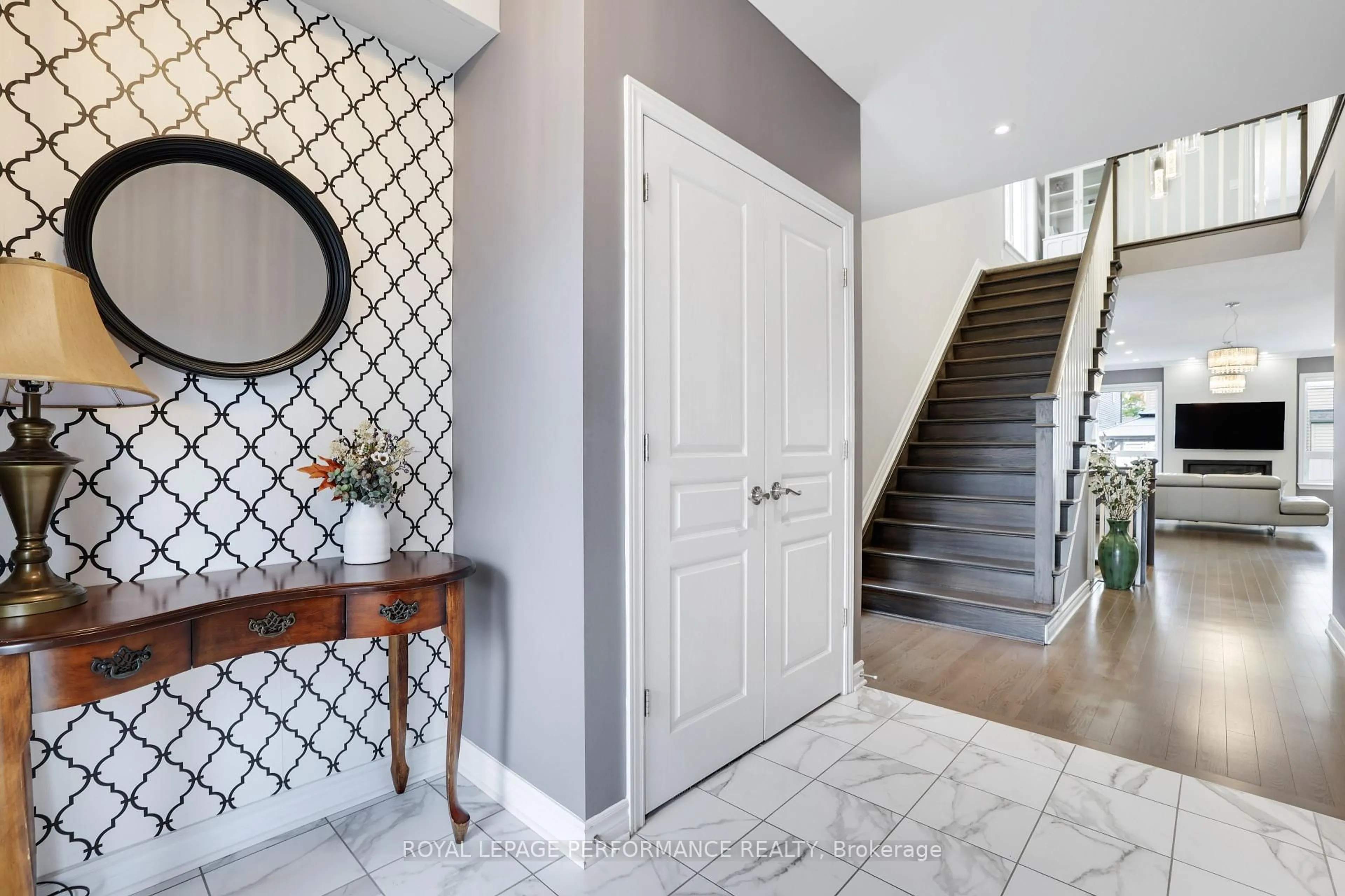 Indoor entryway for 266 SHINLEAF Cres, Ottawa Ontario K1W 0J2