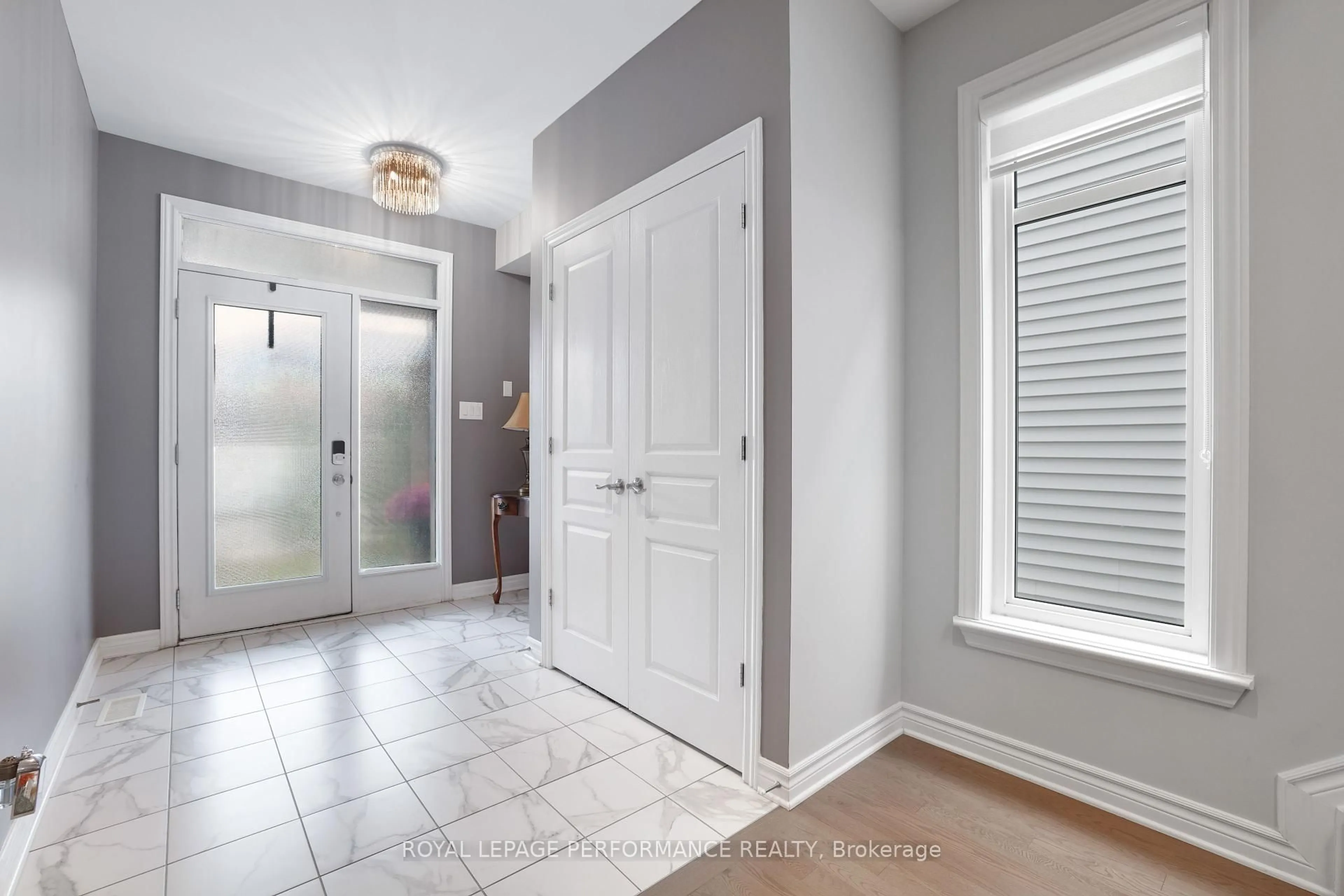 Indoor entryway for 266 SHINLEAF Cres, Ottawa Ontario K1W 0J2