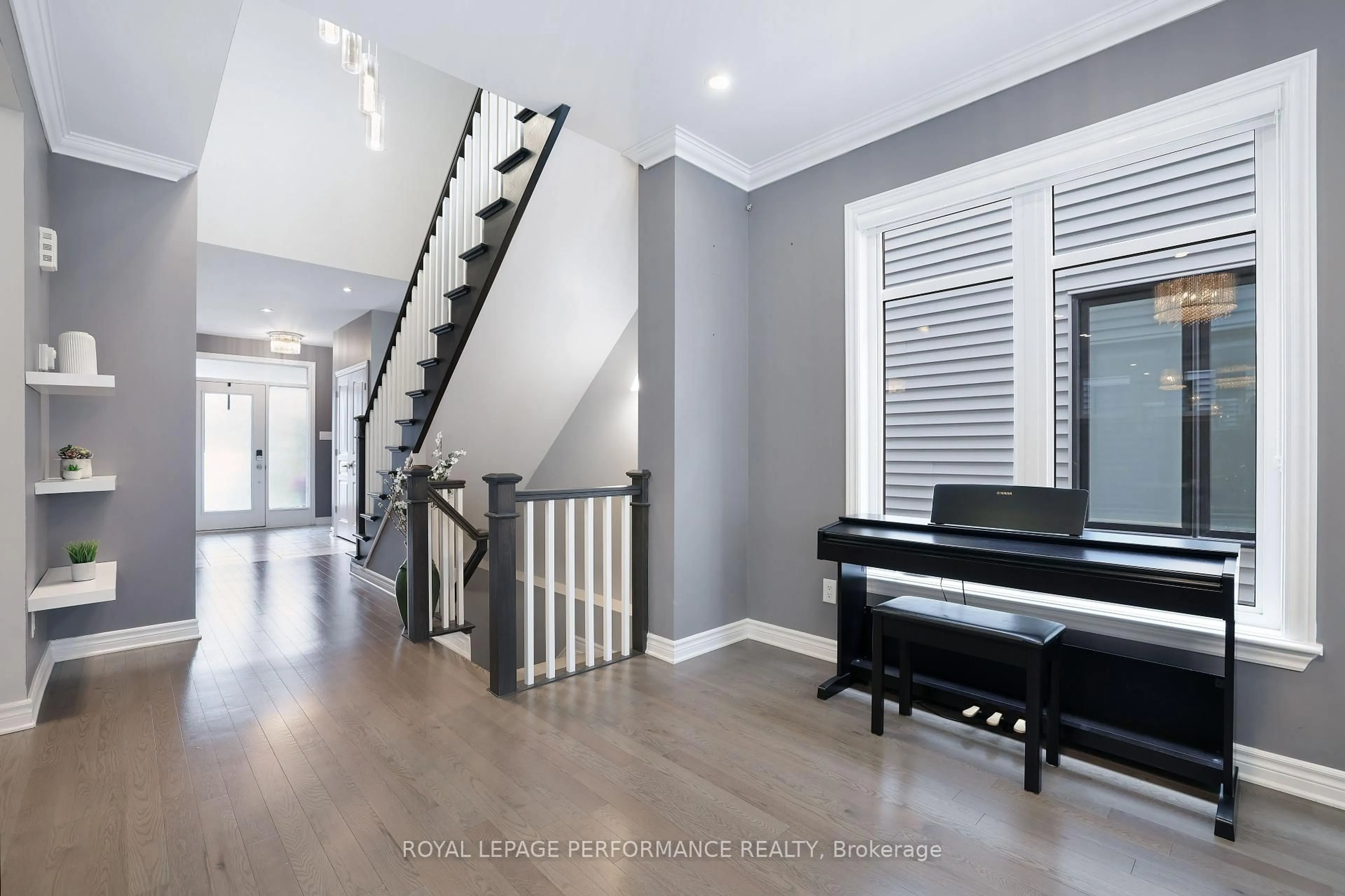 Indoor entryway for 266 SHINLEAF Cres, Ottawa Ontario K1W 0J2