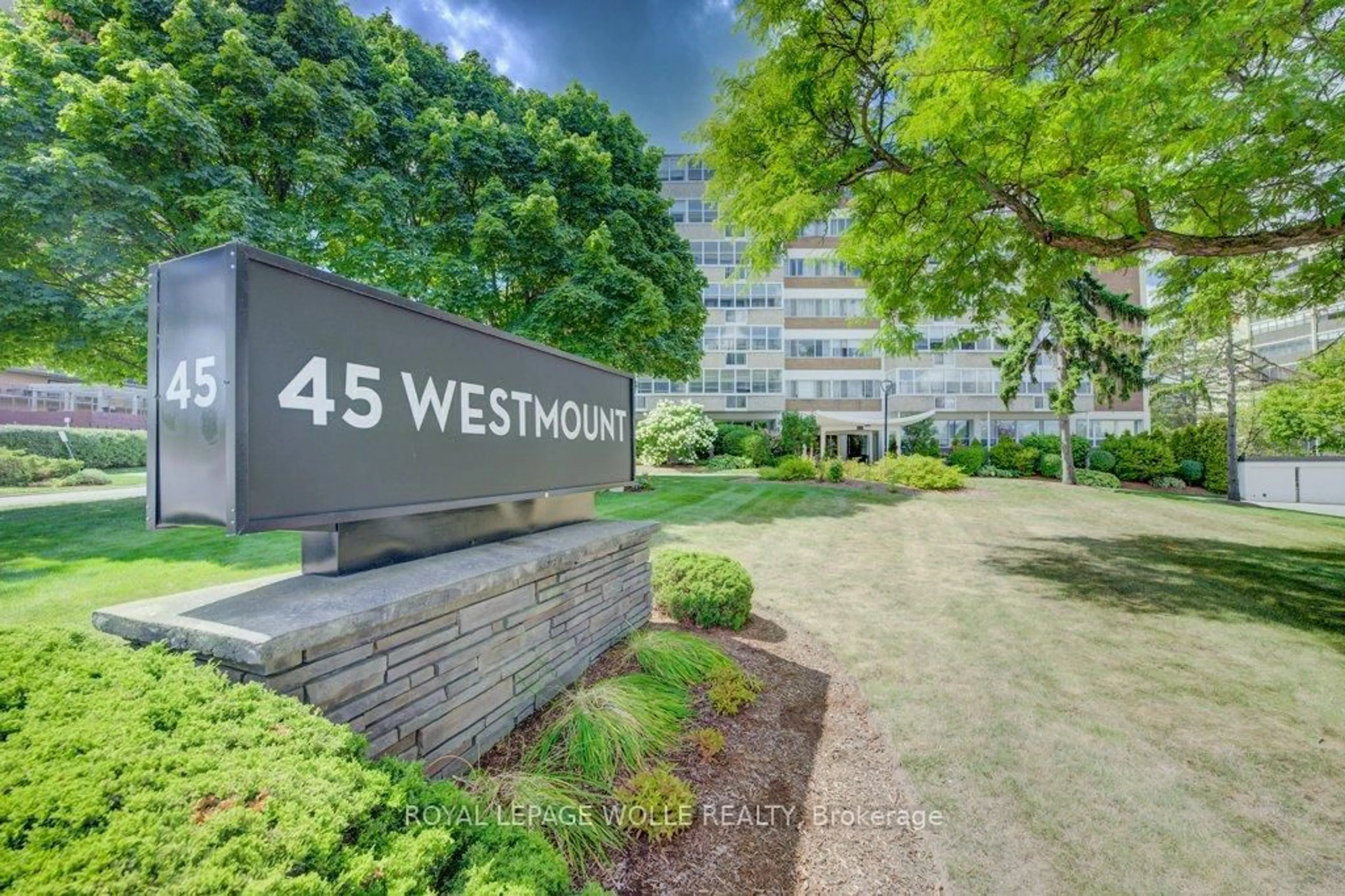Indoor foyer for 45 Westmount Rd #602, Waterloo Ontario N2L 2R3