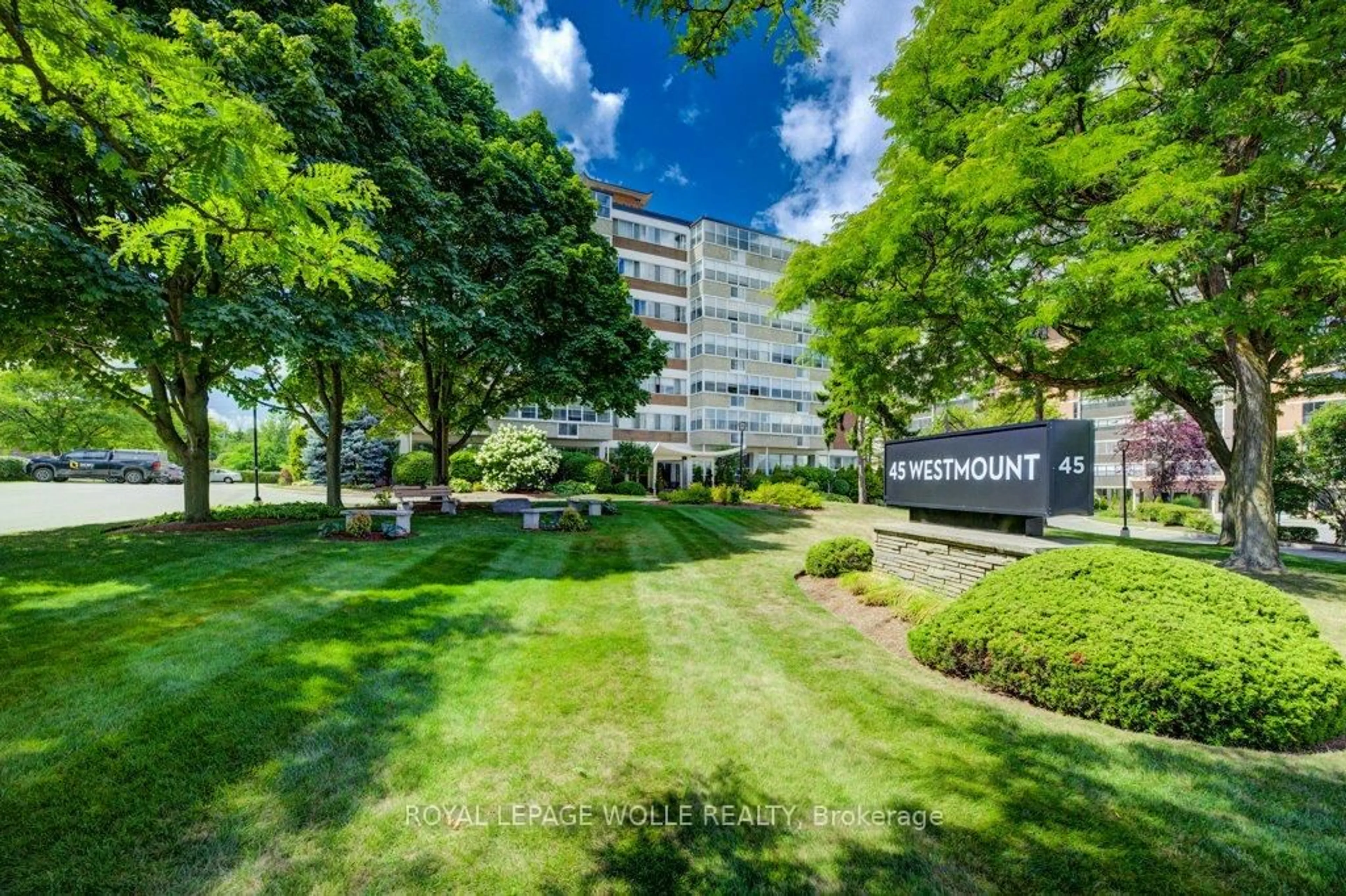 Indoor foyer for 45 Westmount Rd #602, Waterloo Ontario N2L 2R3