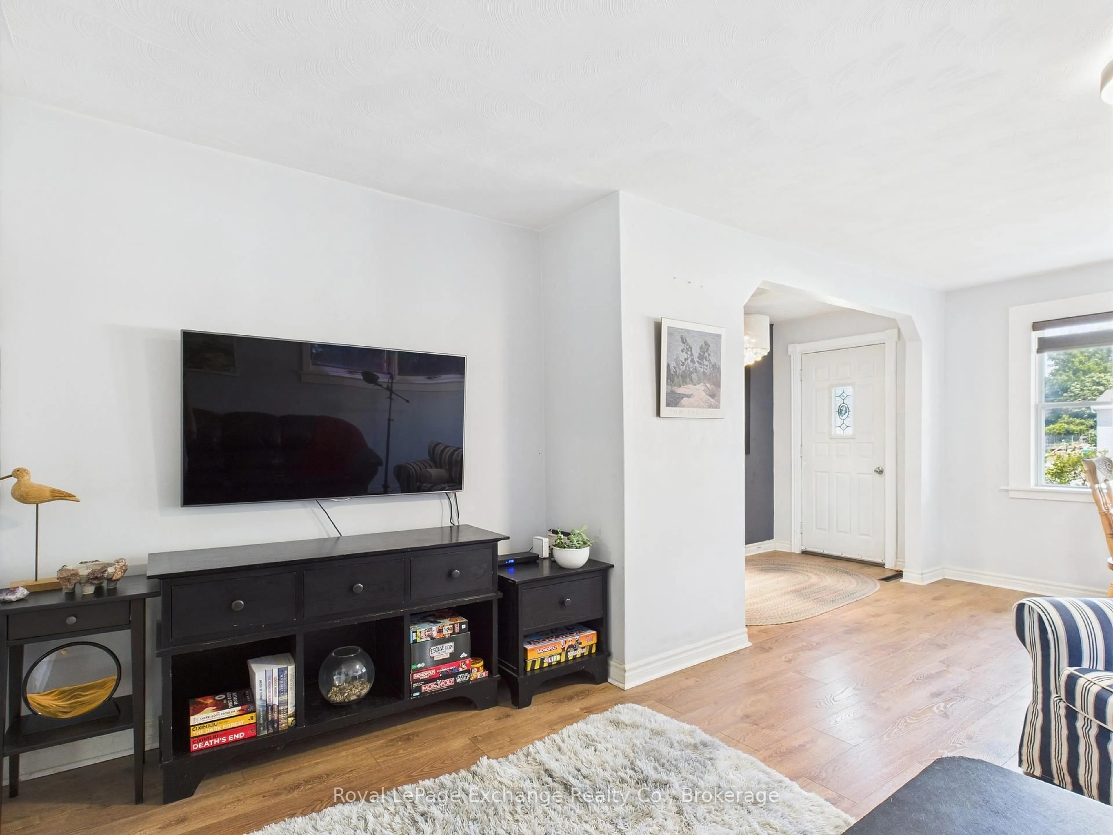 Living room with furniture, wood/laminate floor for 152 Bayfield Rd, Goderich Ontario N7A 3G3
