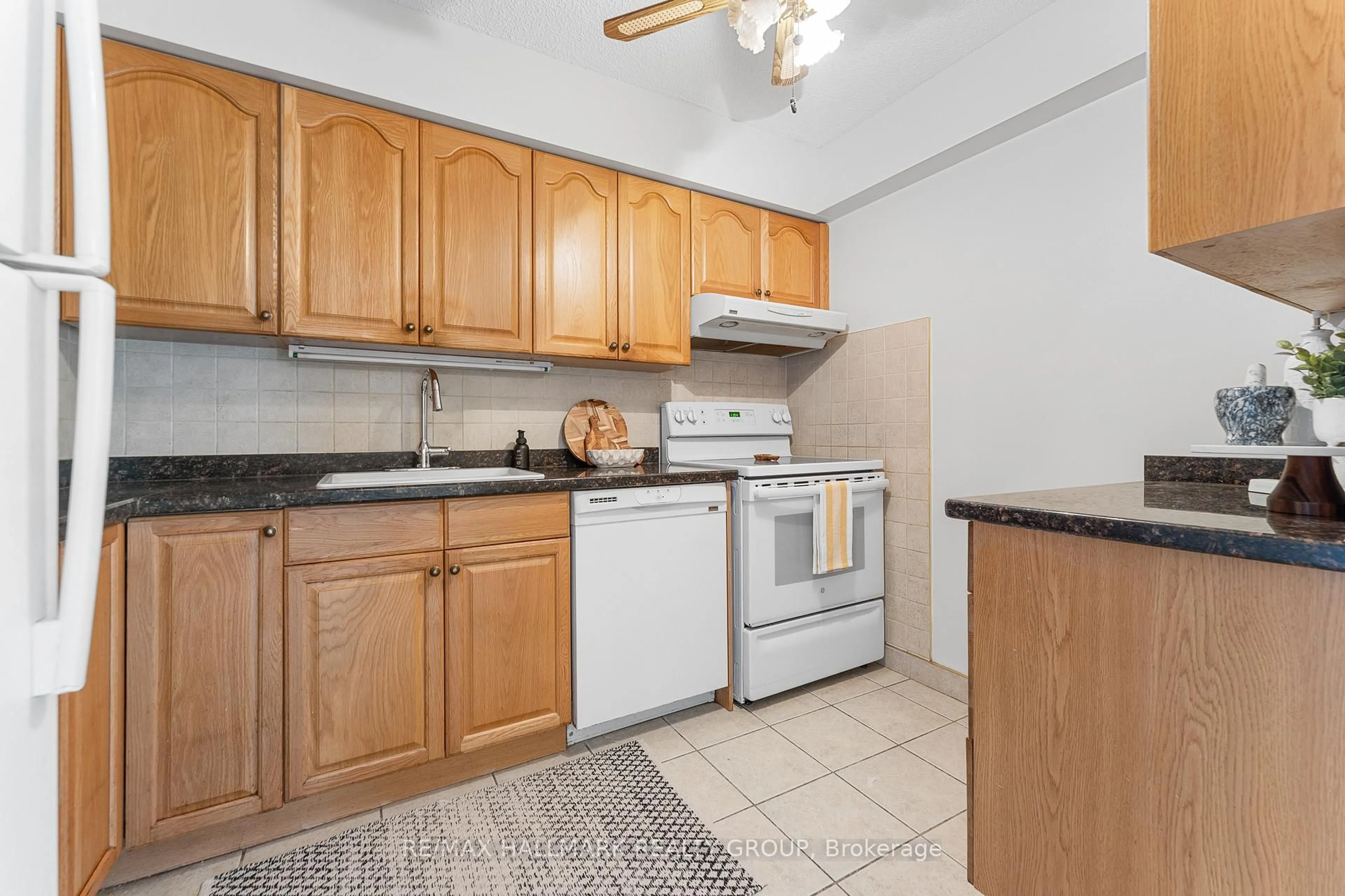 Standard kitchen, unknown for 158C McArthur Ave #808, Ottawa Ontario K1L 8E7