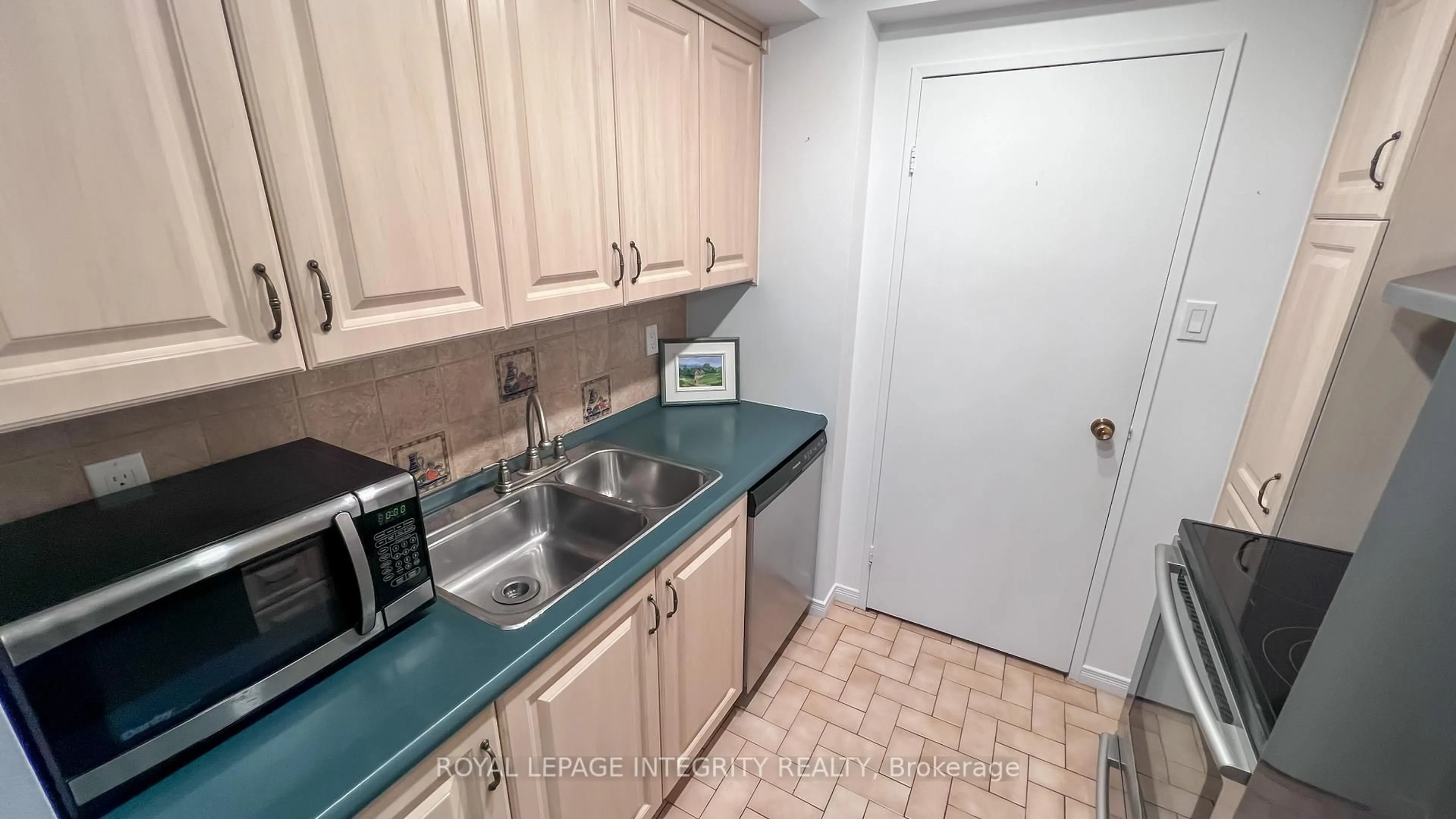 Standard kitchen, ceramic/tile floor for 555 Brittany Dr #1008, Ottawa Ontario K1K 4C5