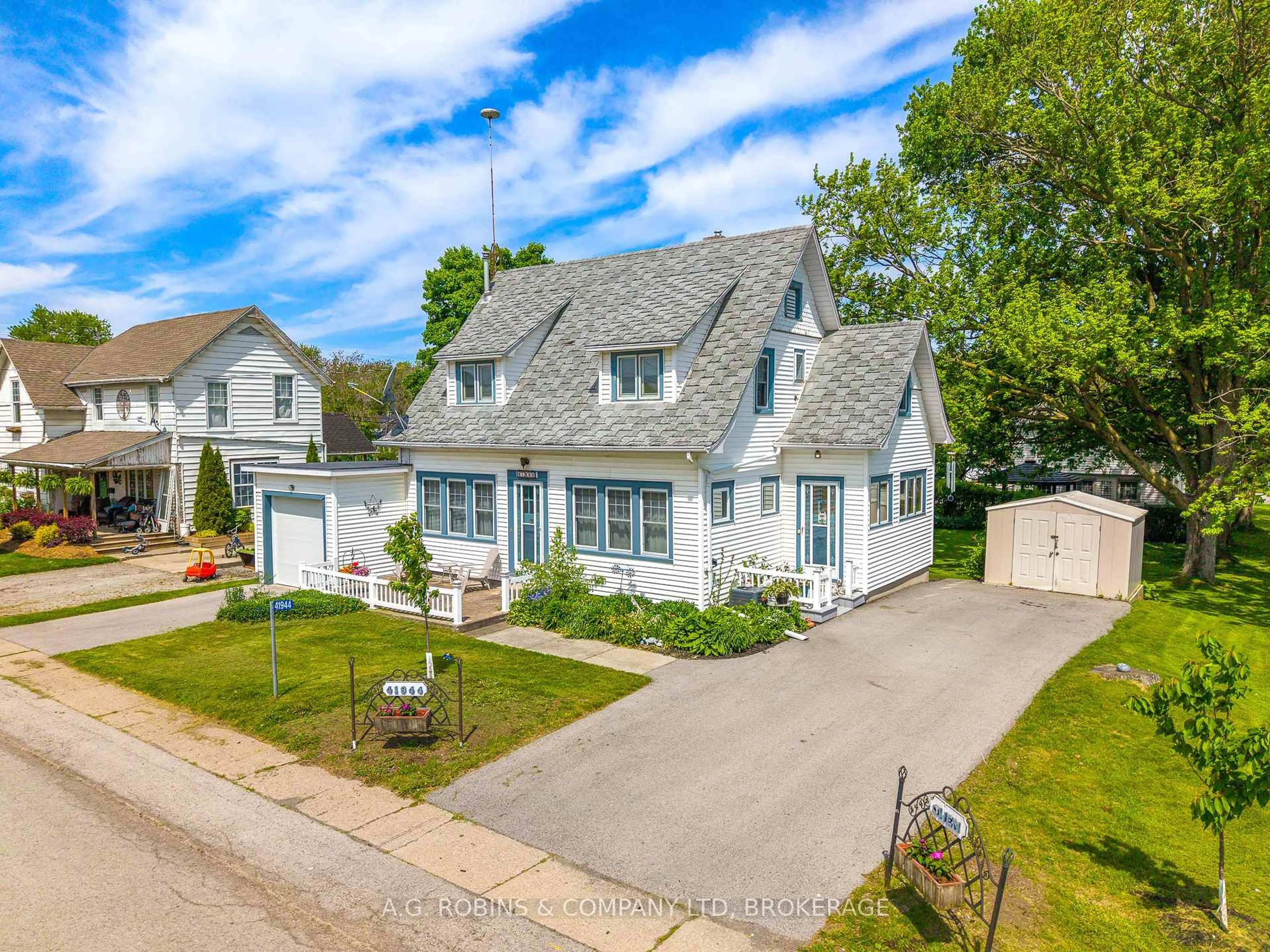 A pic from outside/outdoor area/front of a property/back of a property/a pic from drone, street for 41944 Clarendon St, Wainfleet Ontario L0S 1V0