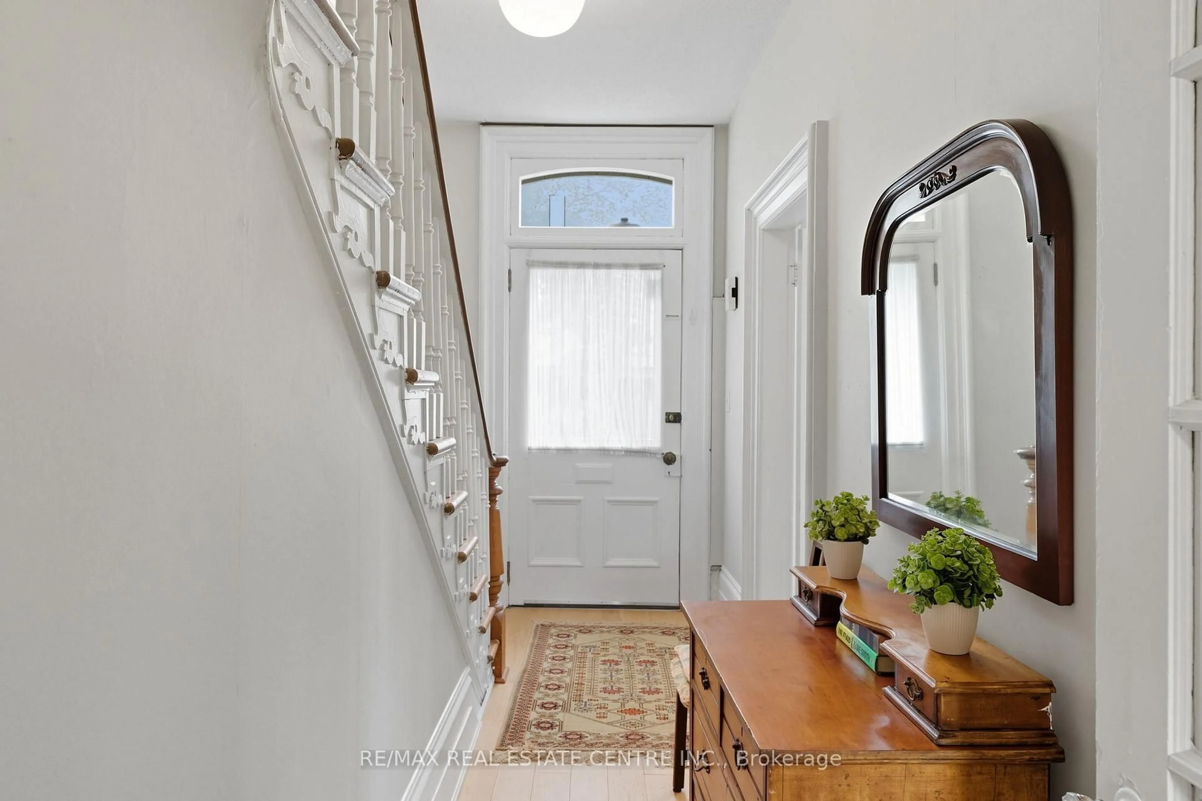 Indoor entryway for 9 Dumfries St, Cambridge Ontario N1S 1Y6