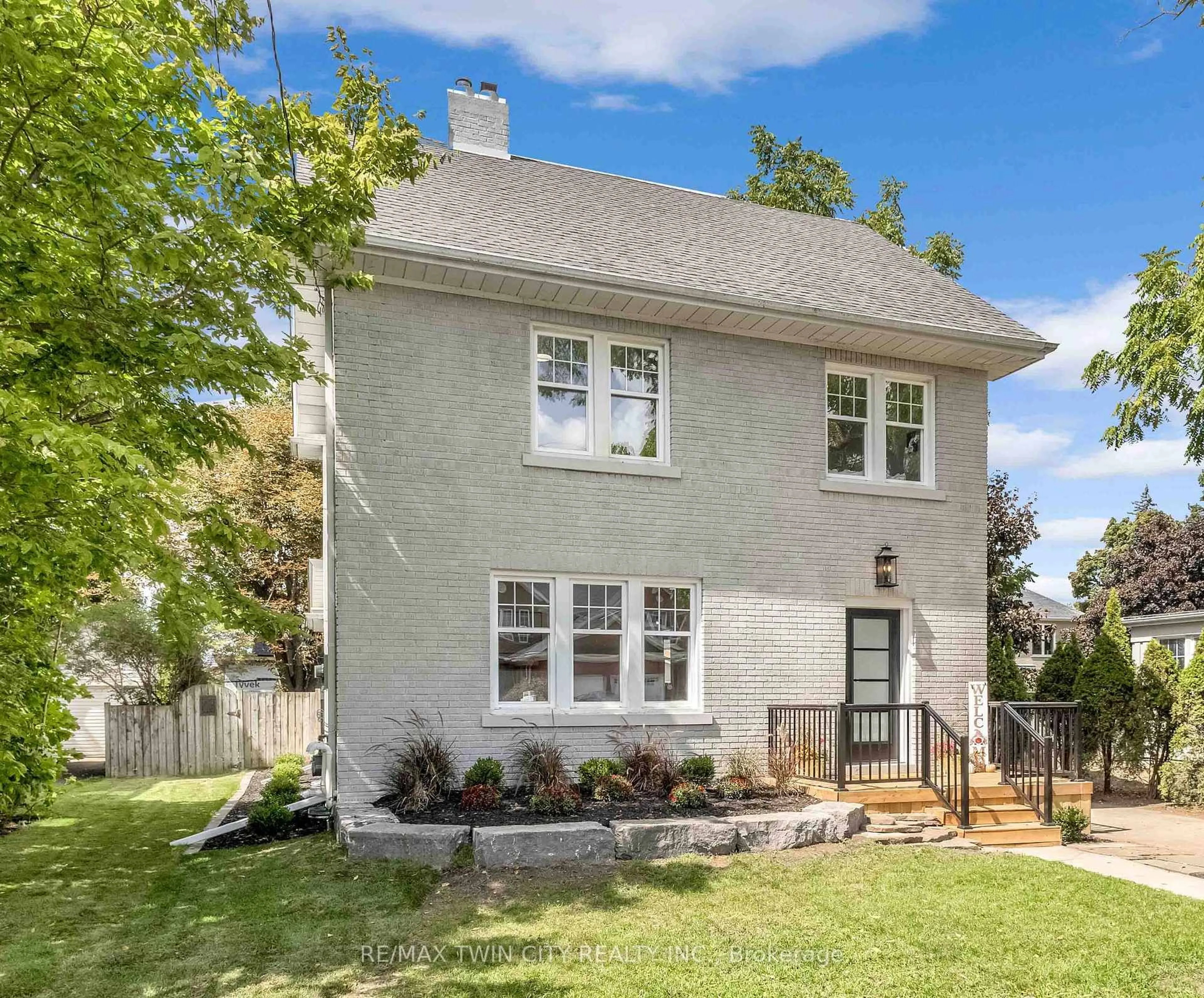 Home with vinyl exterior material, street for 15 Hawarden Ave, Brantford Ontario N3T 4H2