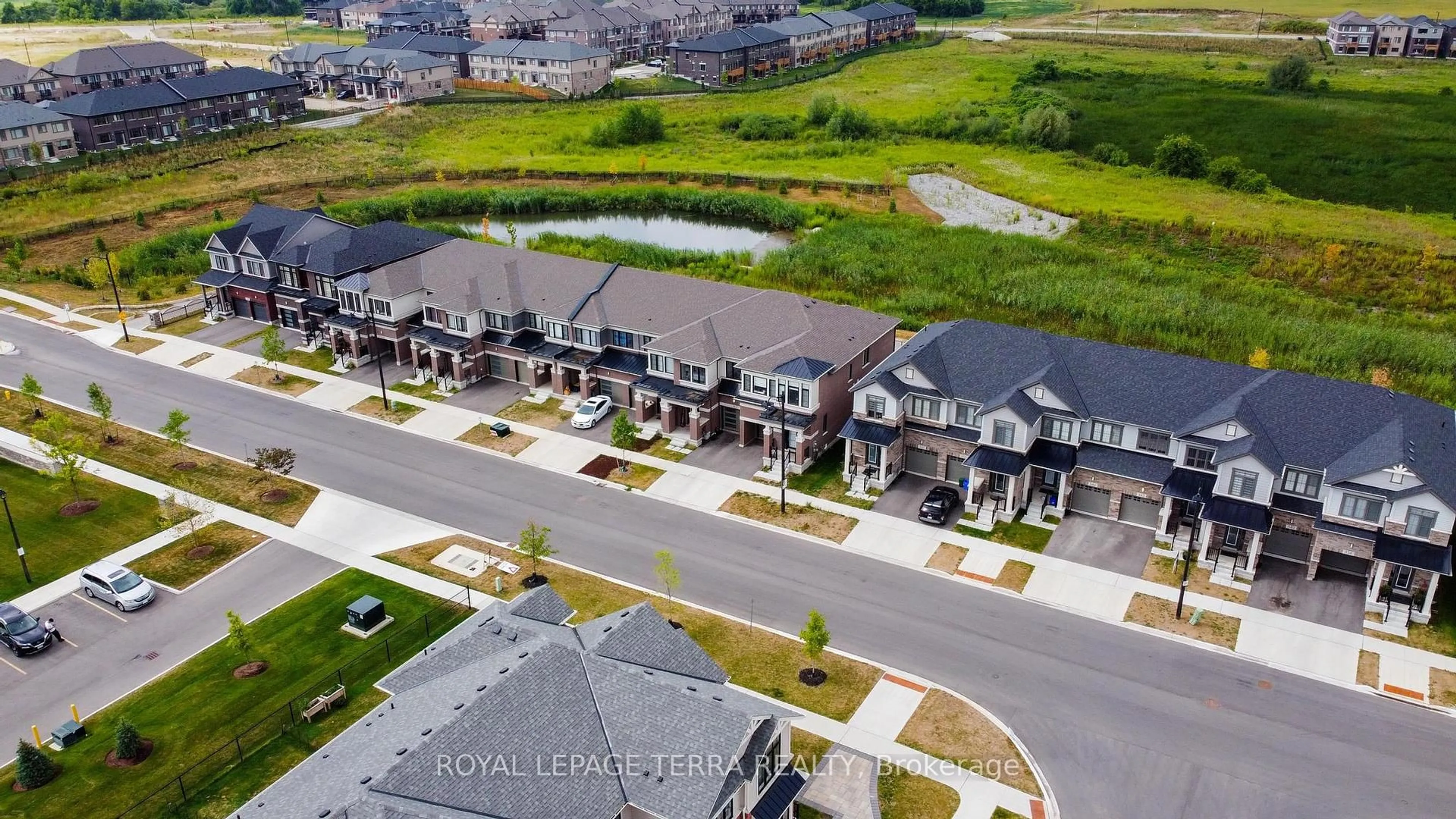 A pic from outside/outdoor area/front of a property/back of a property/a pic from drone, street for 352 Bismark Dr, Cambridge Ontario N1S 0C6