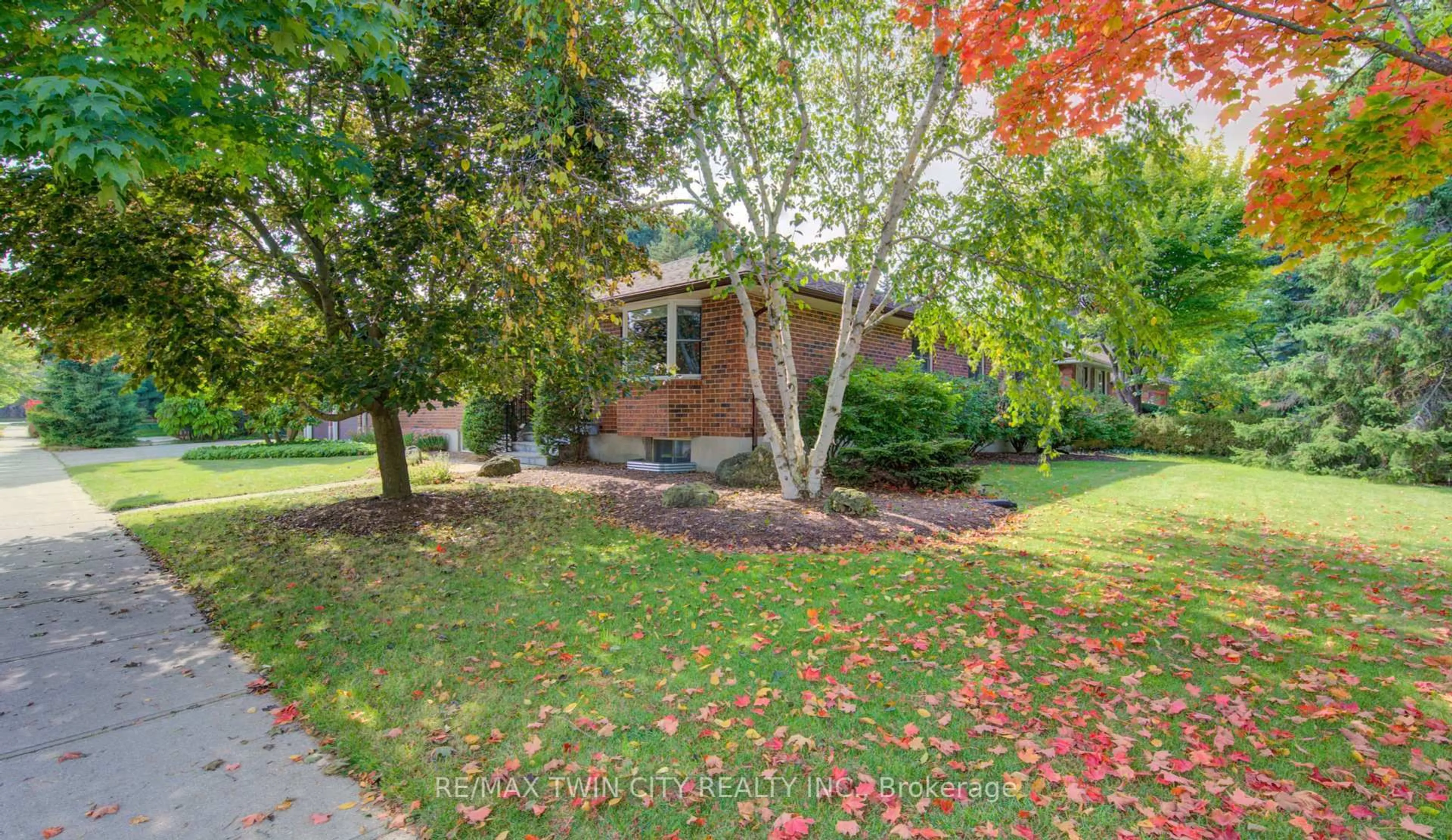 Home with brick exterior material, street for 252 Old Abbey Rd, Waterloo Ontario N2K 2W6