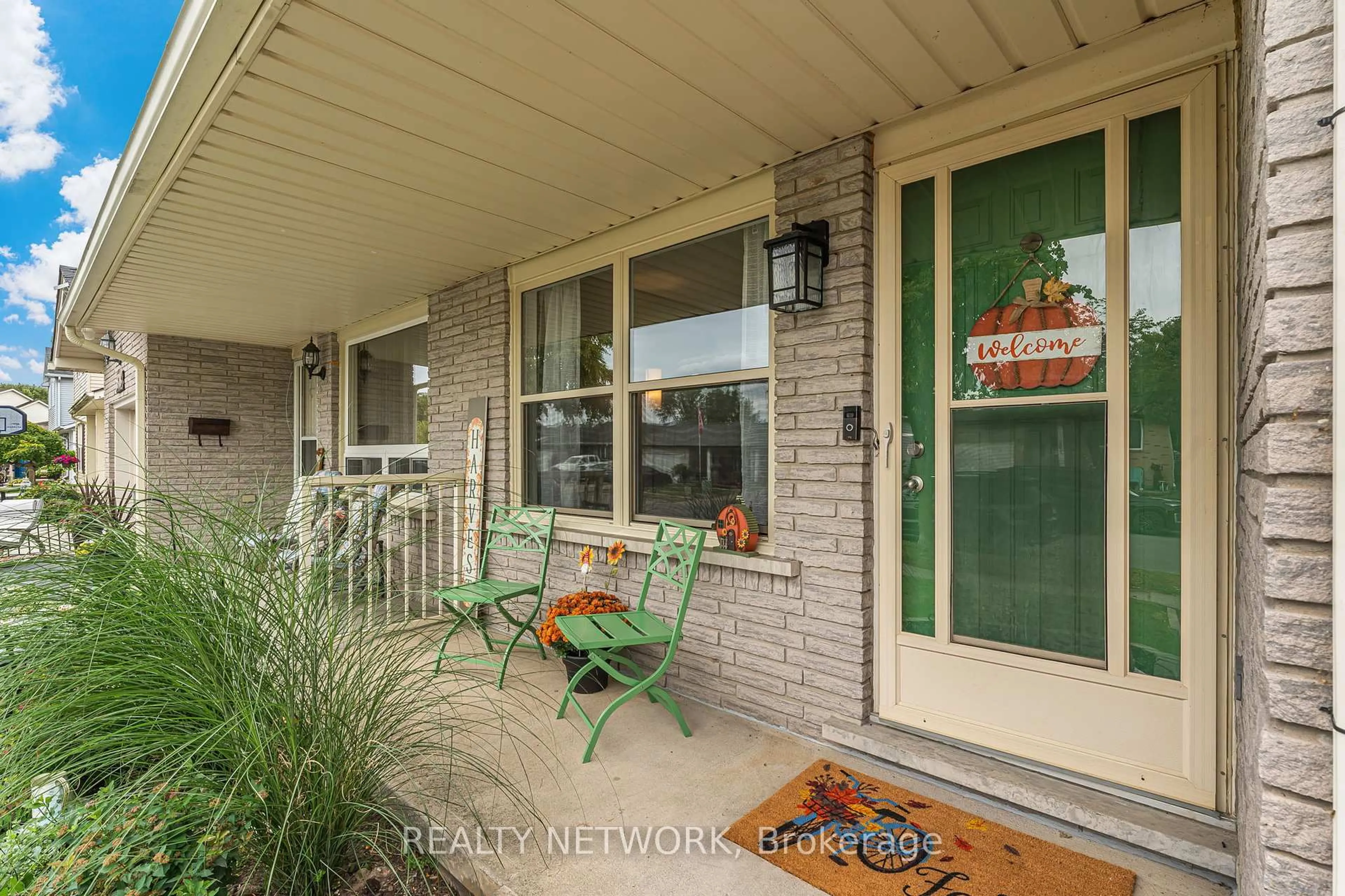 Indoor entryway for 5880 Crimson Dr, Niagara Falls Ontario L2G 7T7