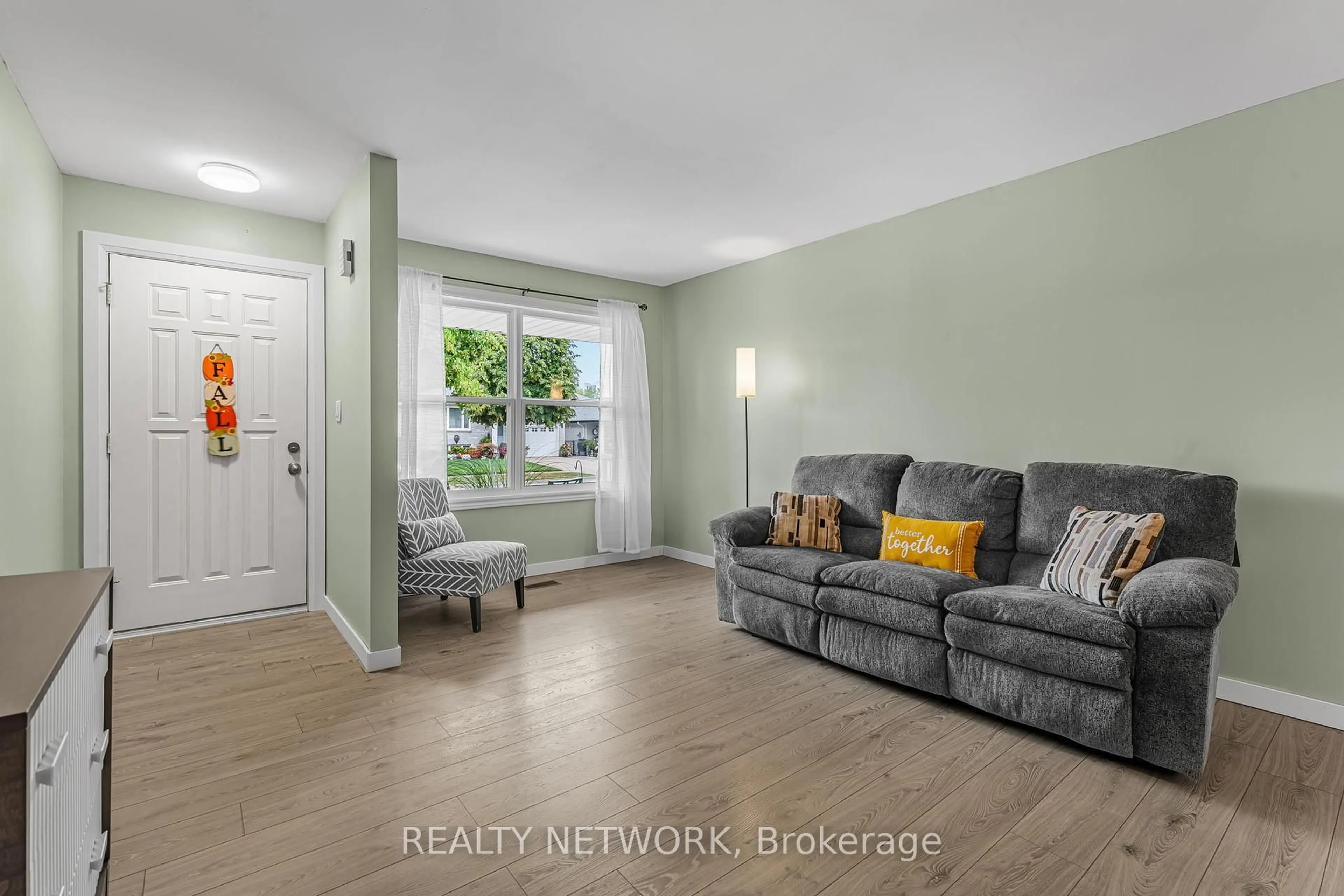 Living room with furniture, unknown for 5880 Crimson Dr, Niagara Falls Ontario L2G 7T7