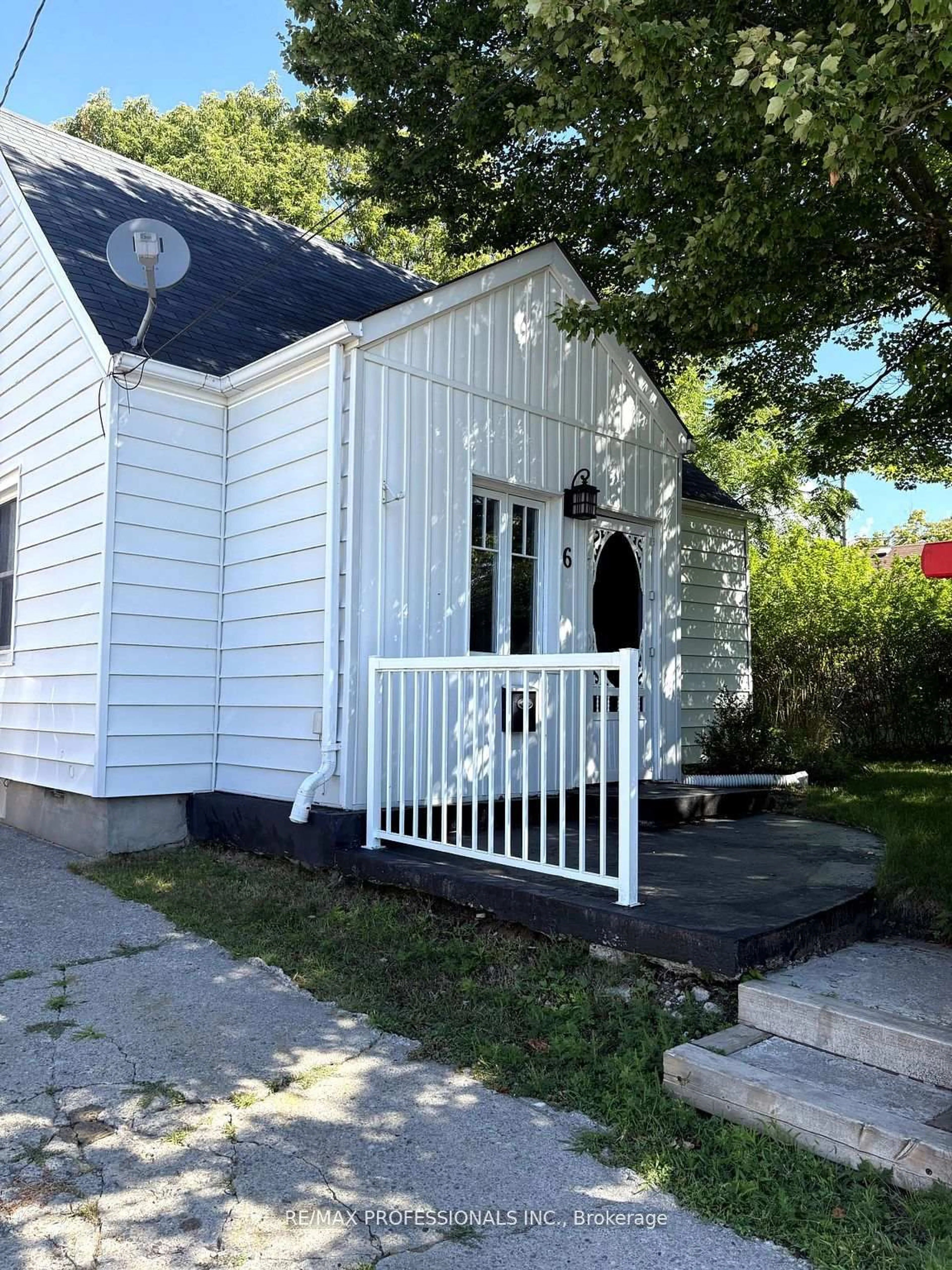 Home with vinyl exterior material, street for 6 Fraser St, Port Hope Ontario L1A 2A1