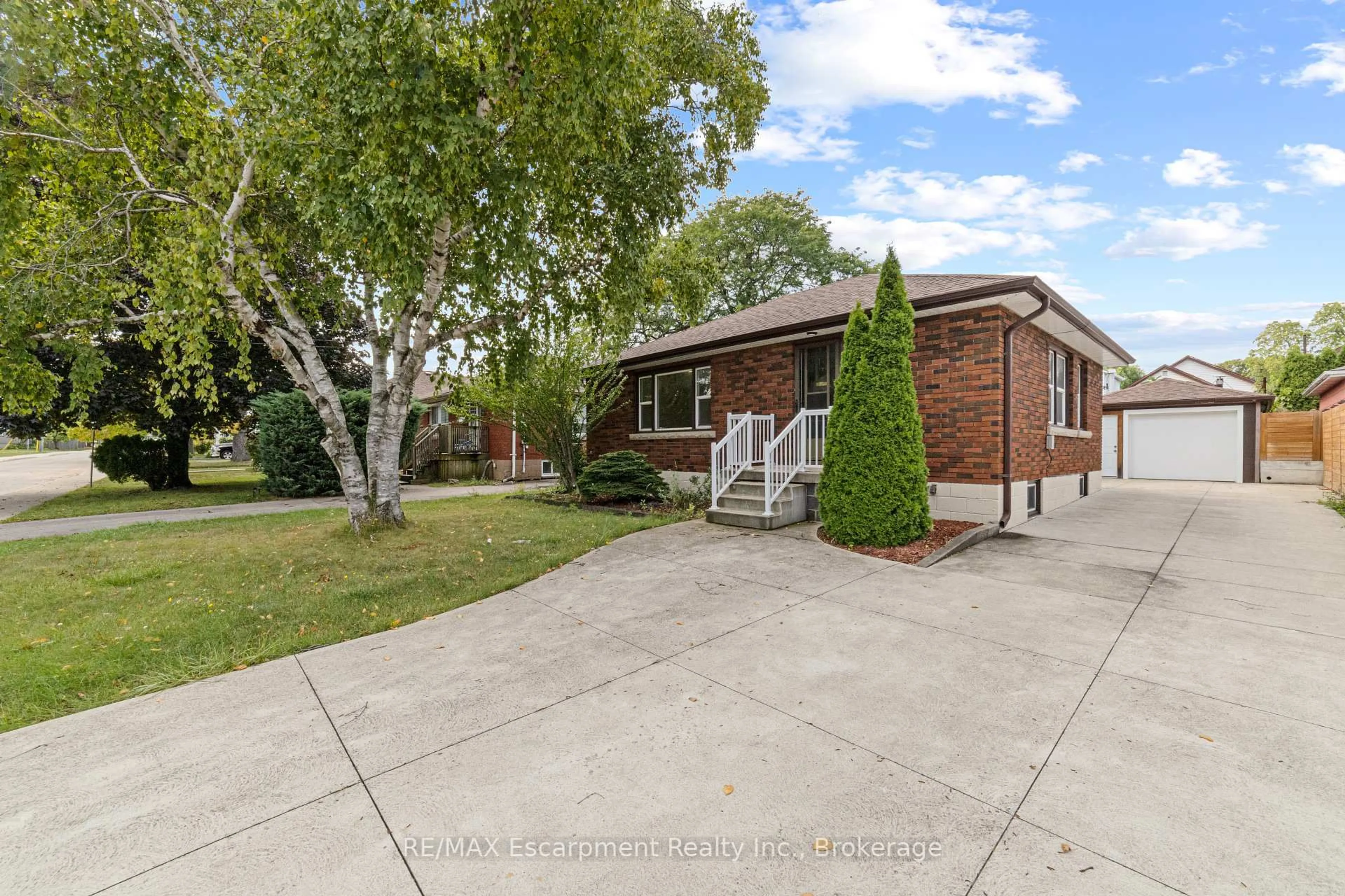 A pic from outside/outdoor area/front of a property/back of a property/a pic from drone, street for 500 Rosseau Rd, Hamilton Ontario L8K 4T5