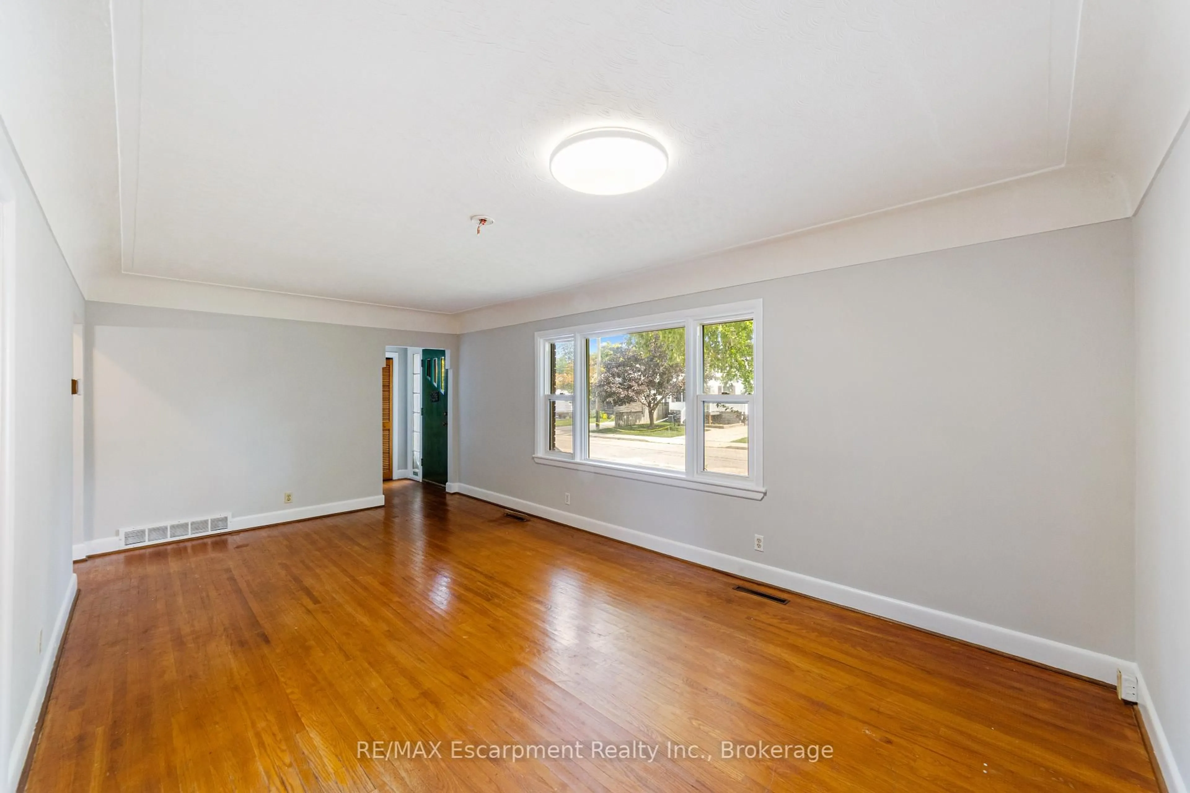 A pic of a room for 500 Rosseau Rd, Hamilton Ontario L8K 4T5