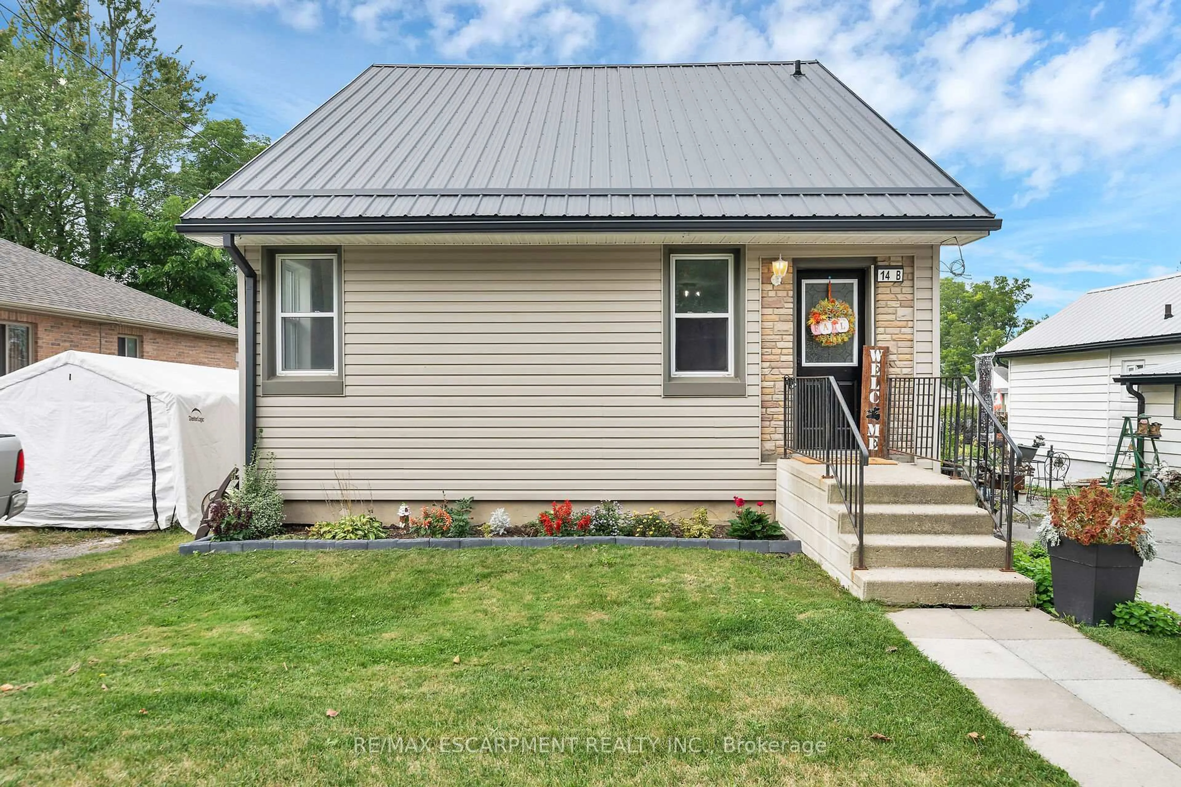 Home with vinyl exterior material, street for 14 Potts Rd, Norfolk Ontario N3Y 2S6