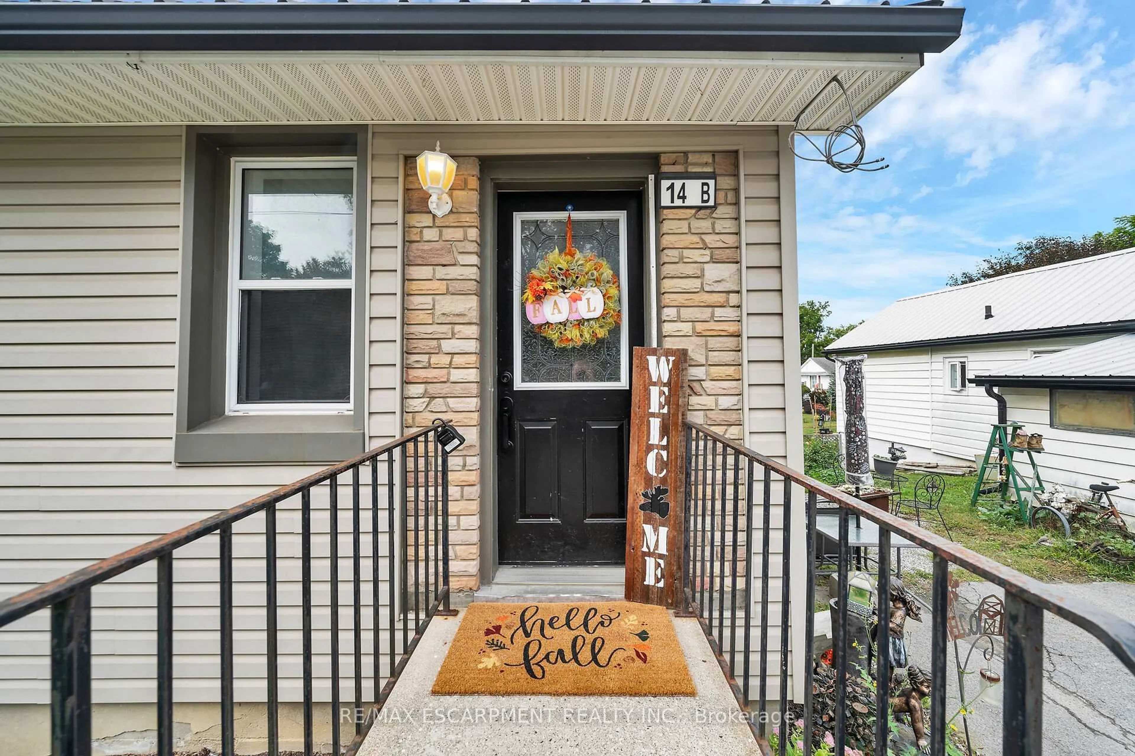 Indoor entryway for 14 Potts Rd, Norfolk Ontario N3Y 2S6