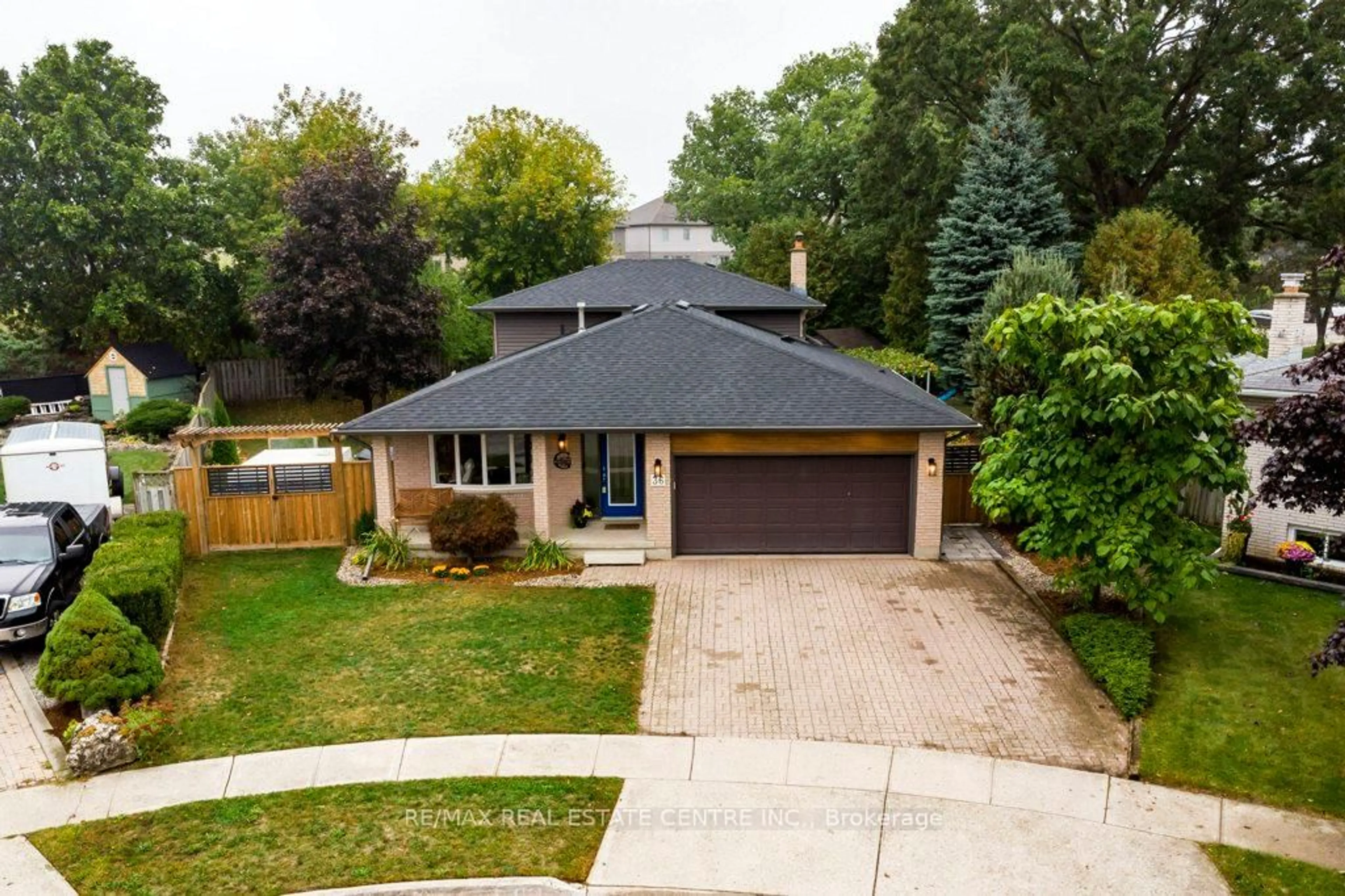 A pic from outside/outdoor area/front of a property/back of a property/a pic from drone, street for 36 Crystal Crt, Cambridge Ontario N1R 7T2