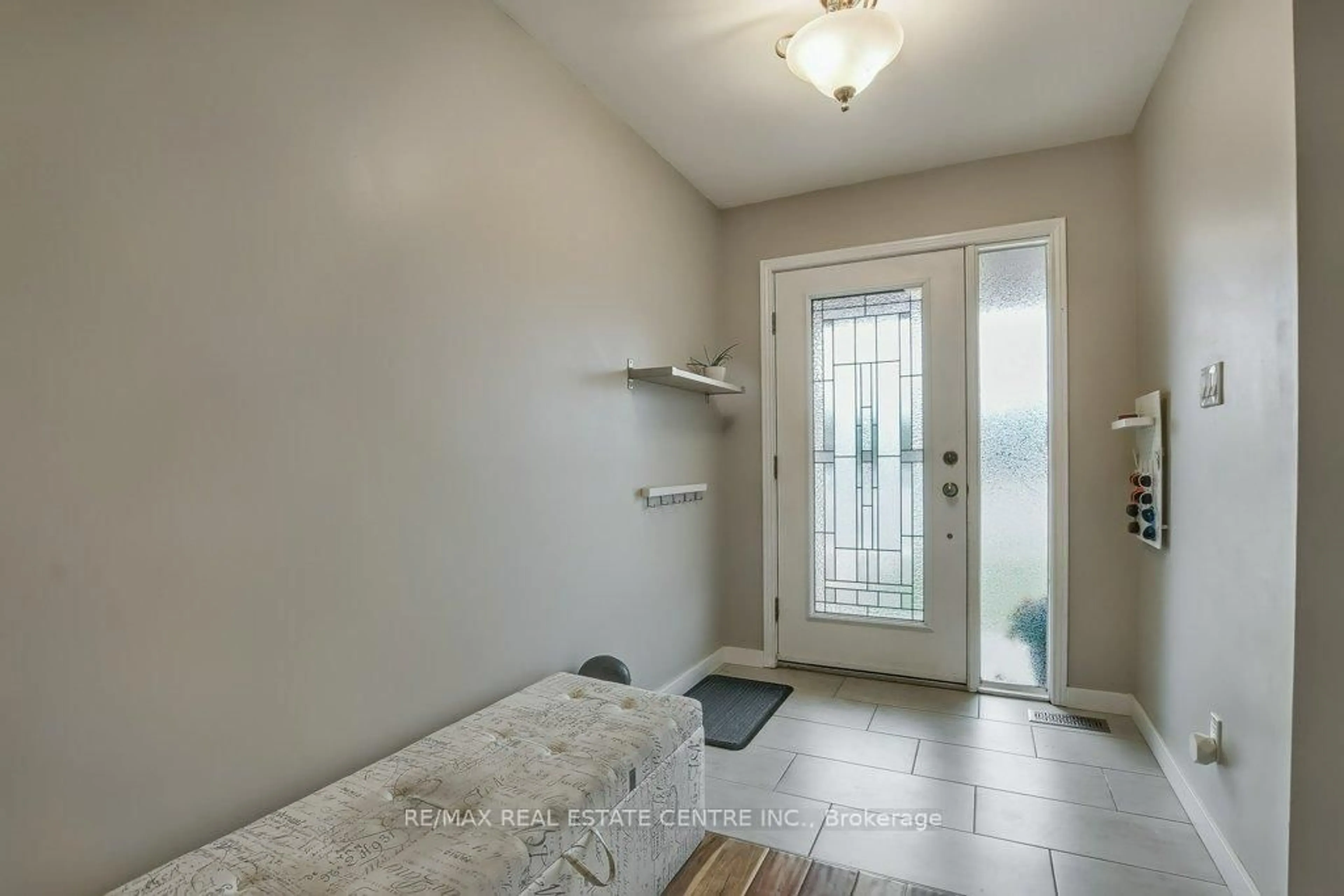 Indoor entryway for 36 Crystal Crt, Cambridge Ontario N1R 7T2