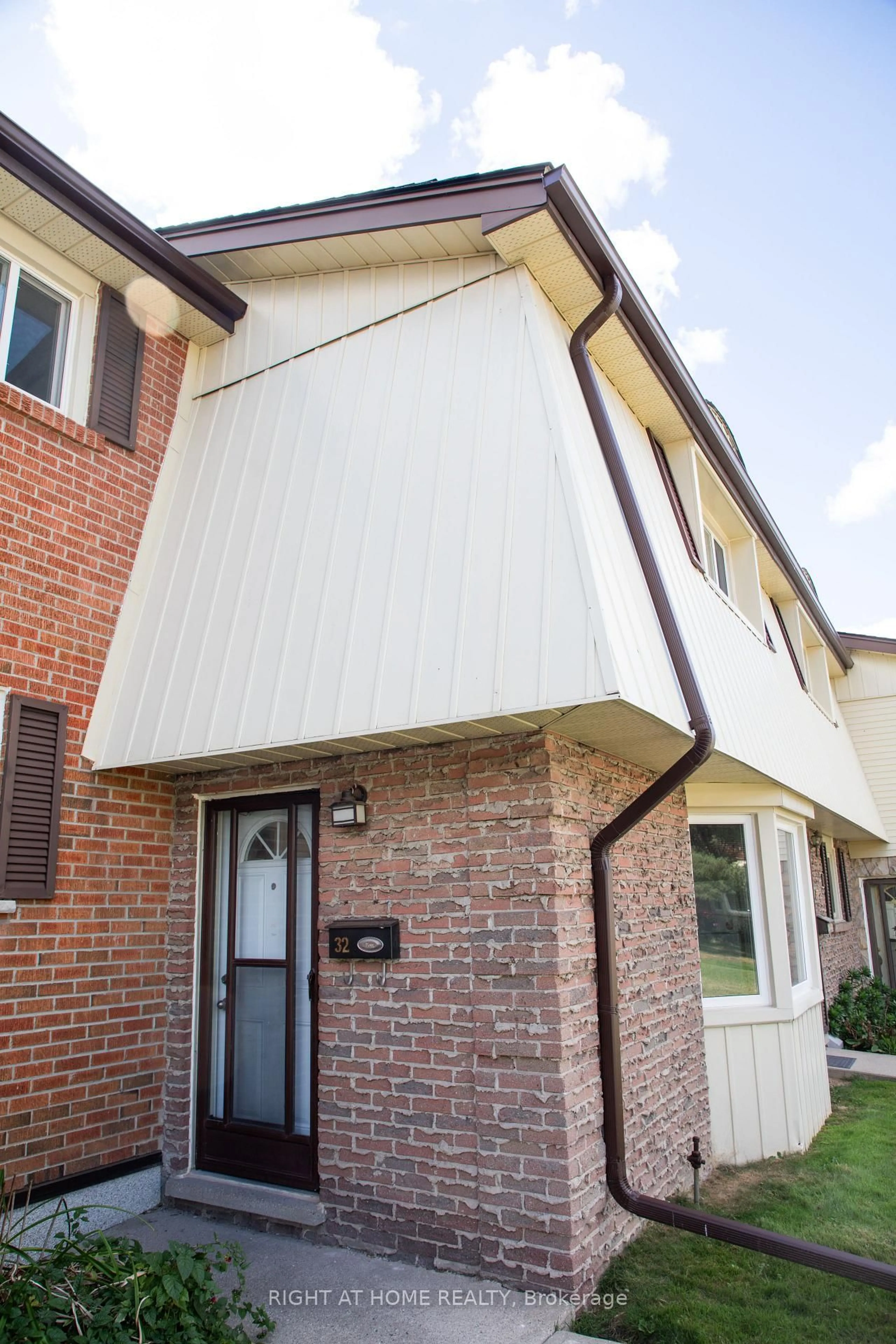 Home with brick exterior material, street for 160 Jansen Ave #32, Kitchener Ontario N2A 2L7
