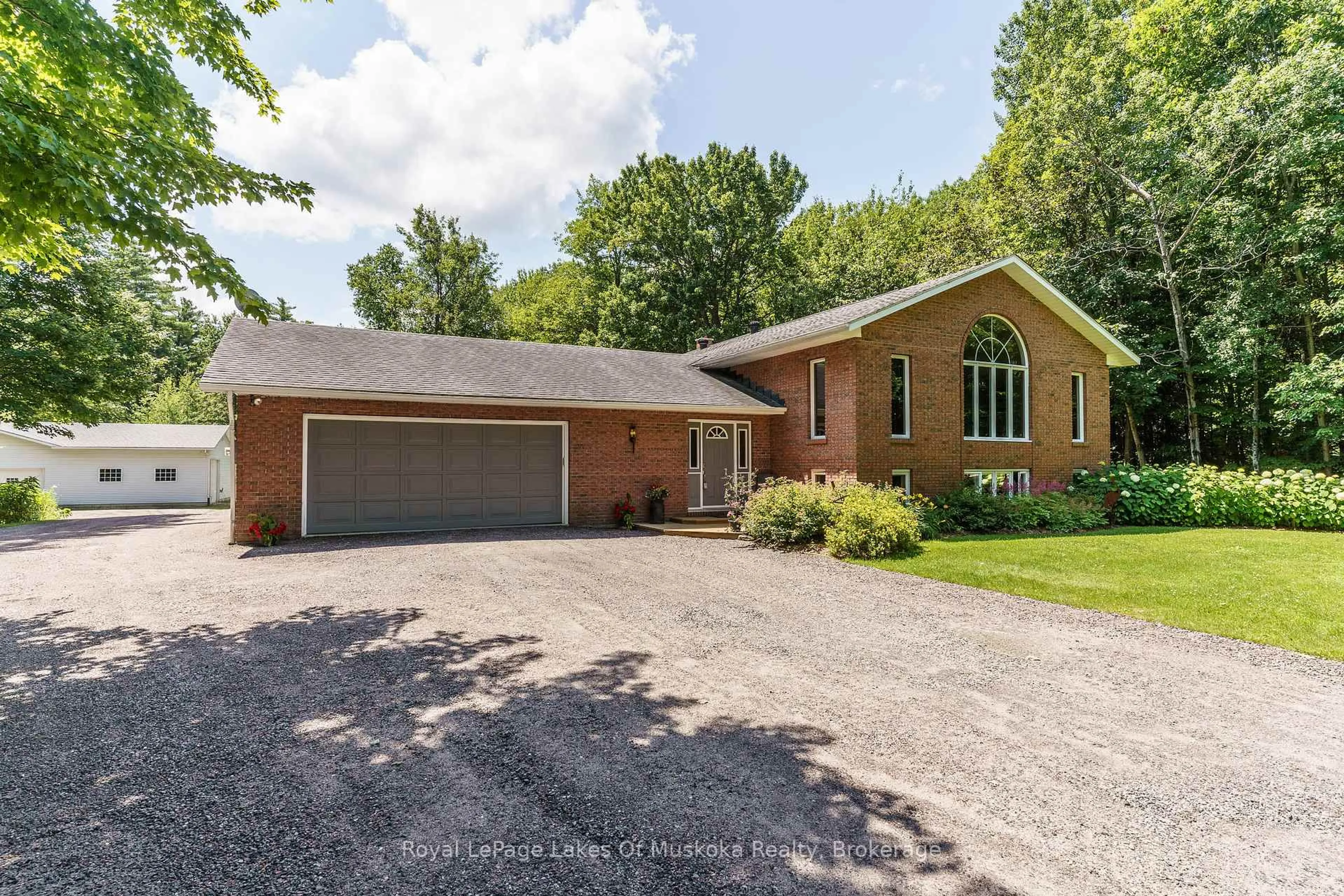 Home with brick exterior material, street for 1020 AMELIA Cres, Gravenhurst Ontario P0E 1G0