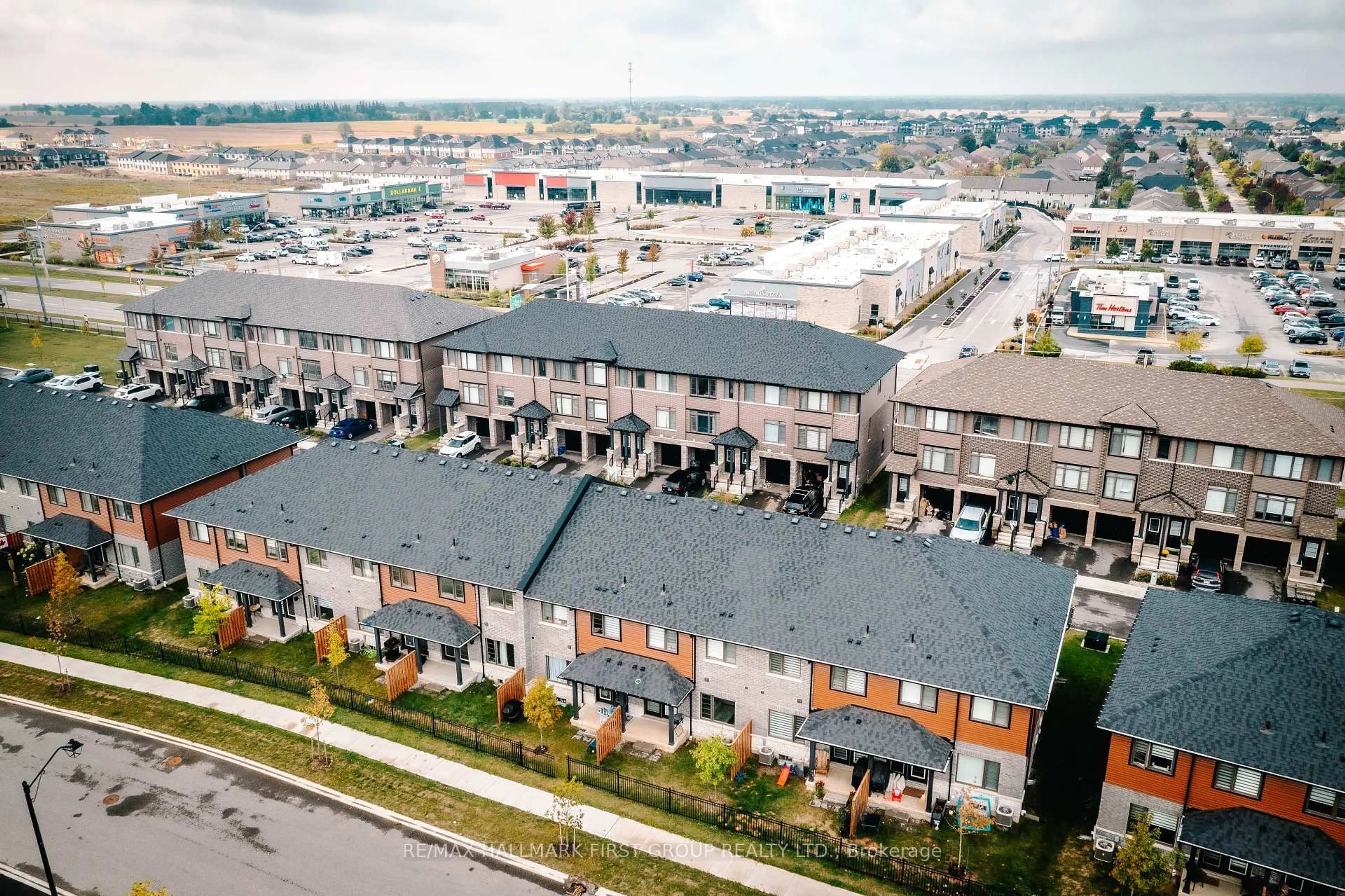 A pic from outside/outdoor area/front of a property/back of a property/a pic from drone, street for 120 Court Dr #28, Brant Ontario N3L 0N2