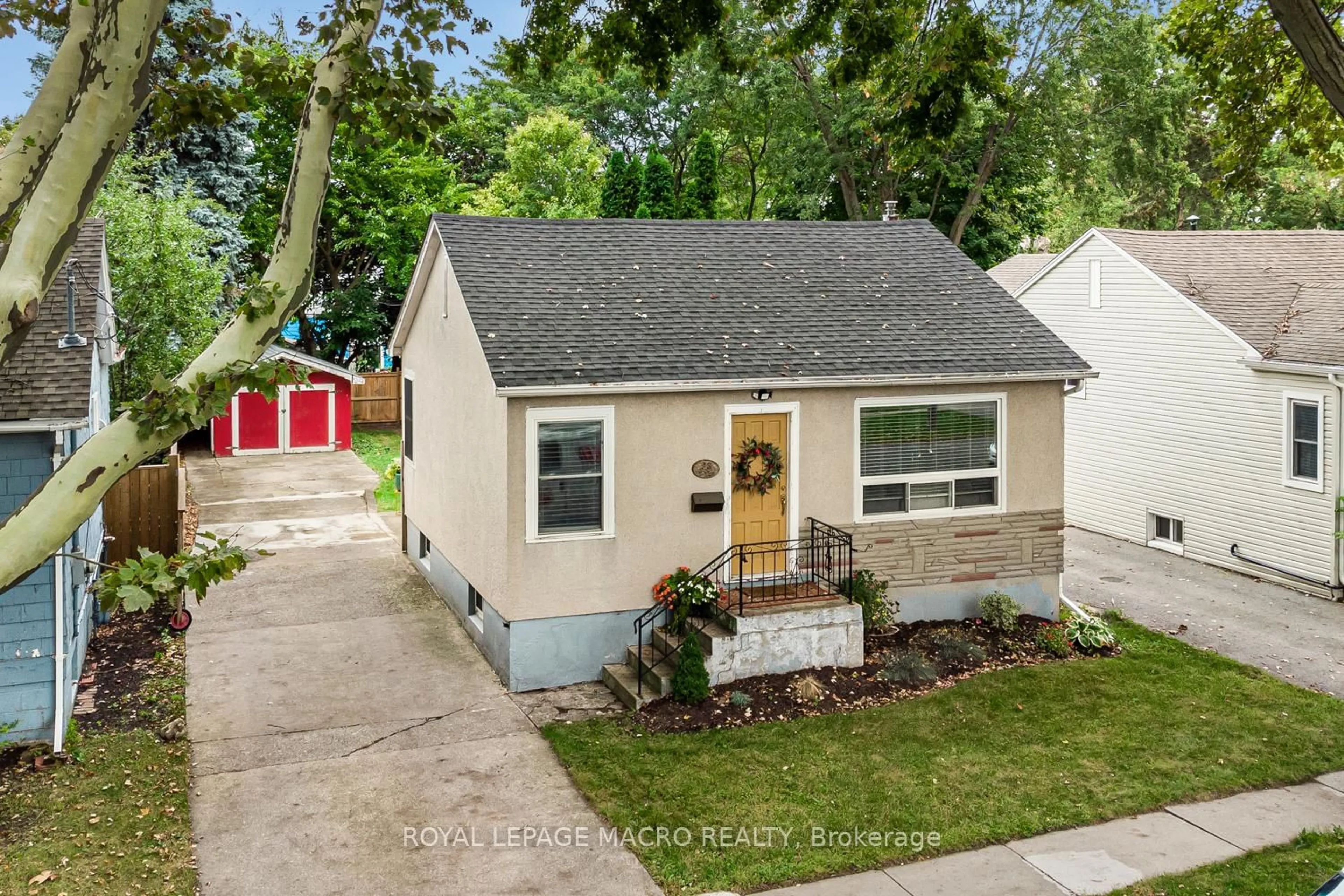 Home with vinyl exterior material, street for 28 Longfellow Ave, St. Catharines Ontario L2R 6N5
