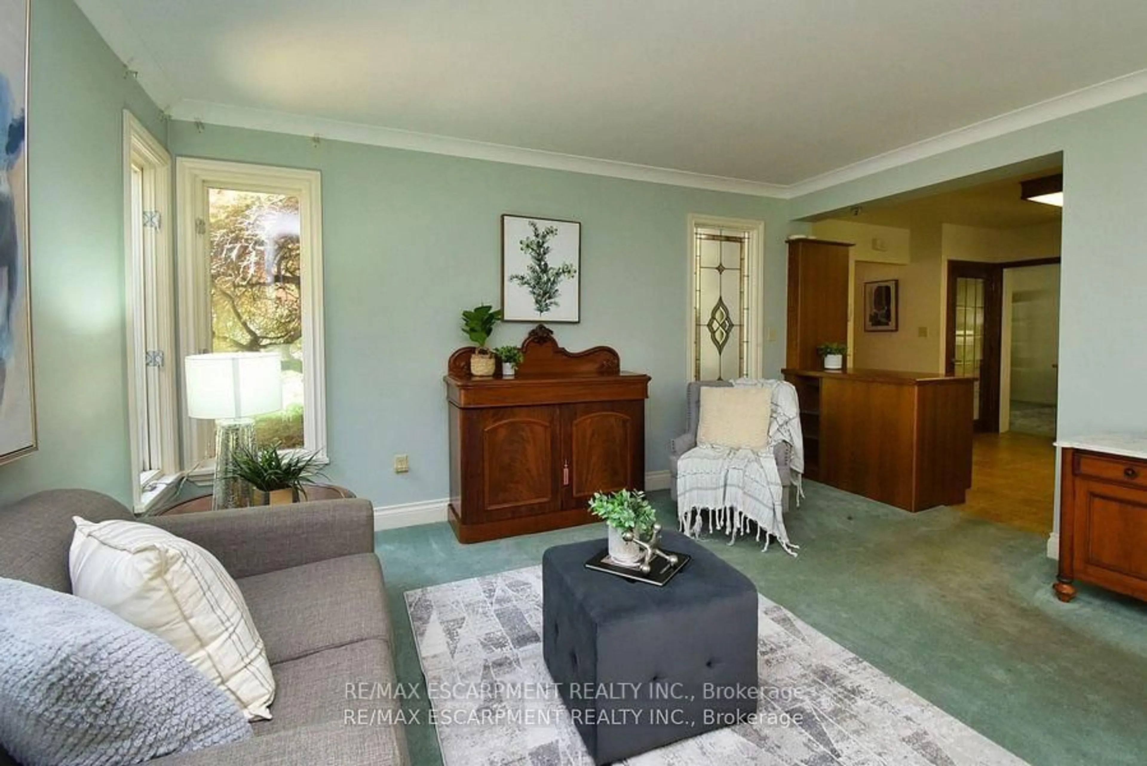 Living room with furniture, unknown for 665 Bendamere Ave, Hamilton Ontario L9C 1R7