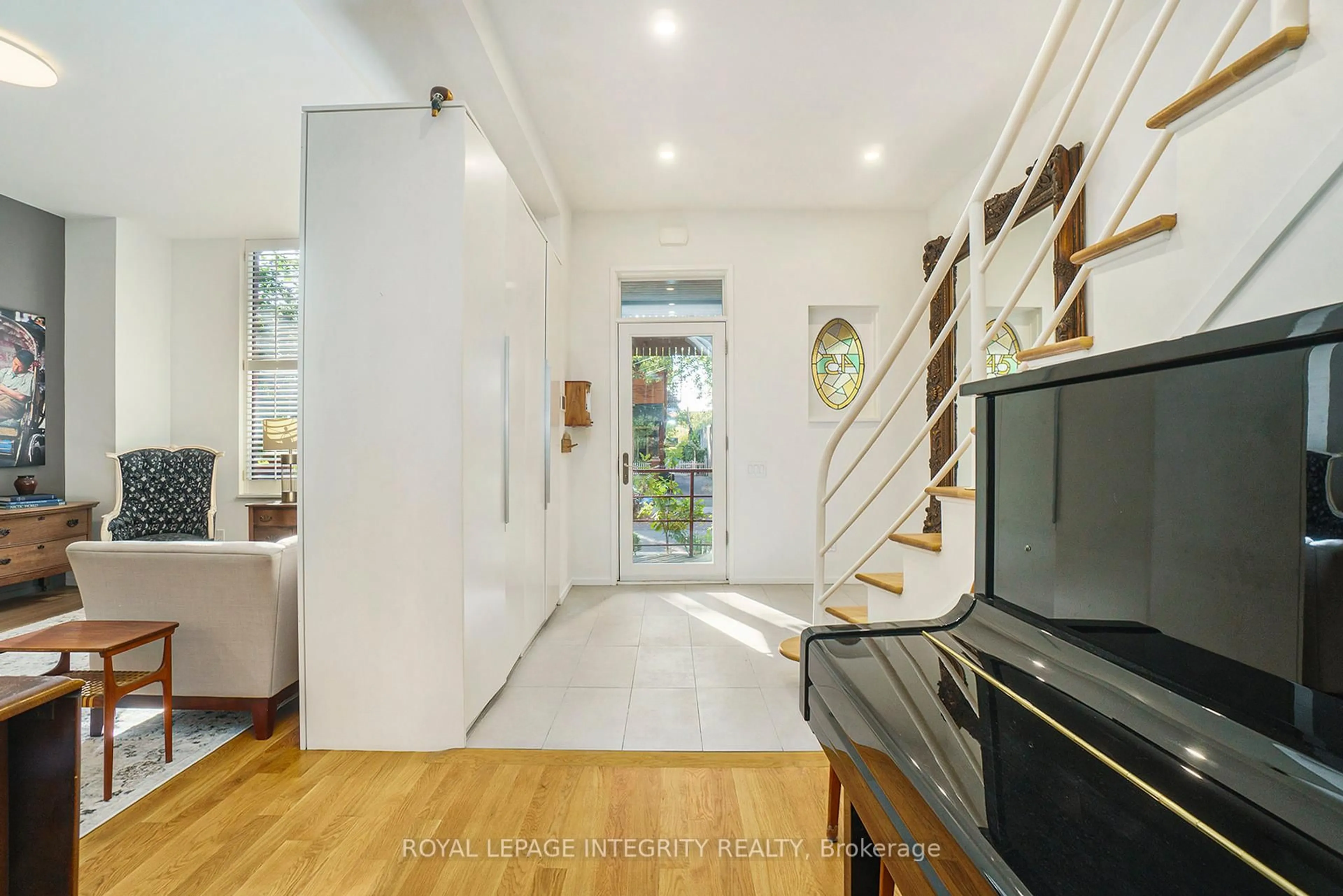 Indoor entryway for 45 Mcleod St, Ottawa Ontario K2P 0Z4