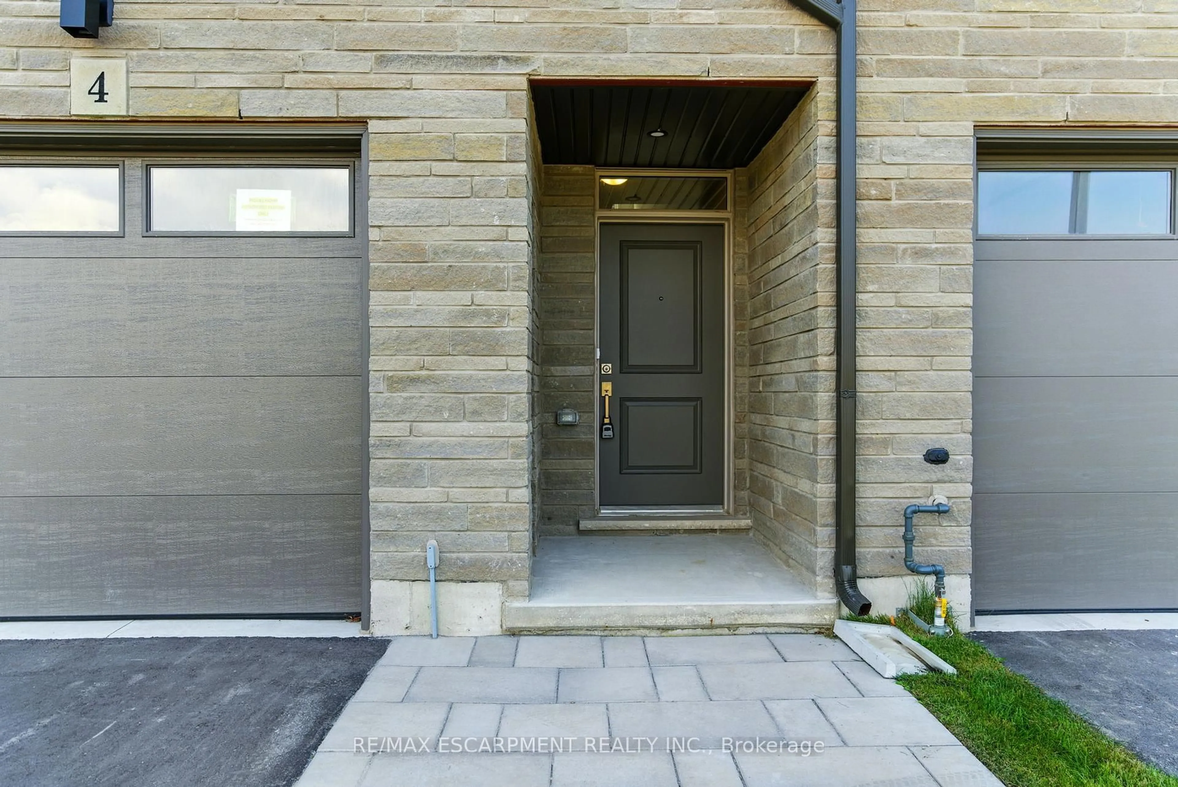 Indoor entryway for 4 Clear Valley Lane, Hamilton Ontario L0R 1W0