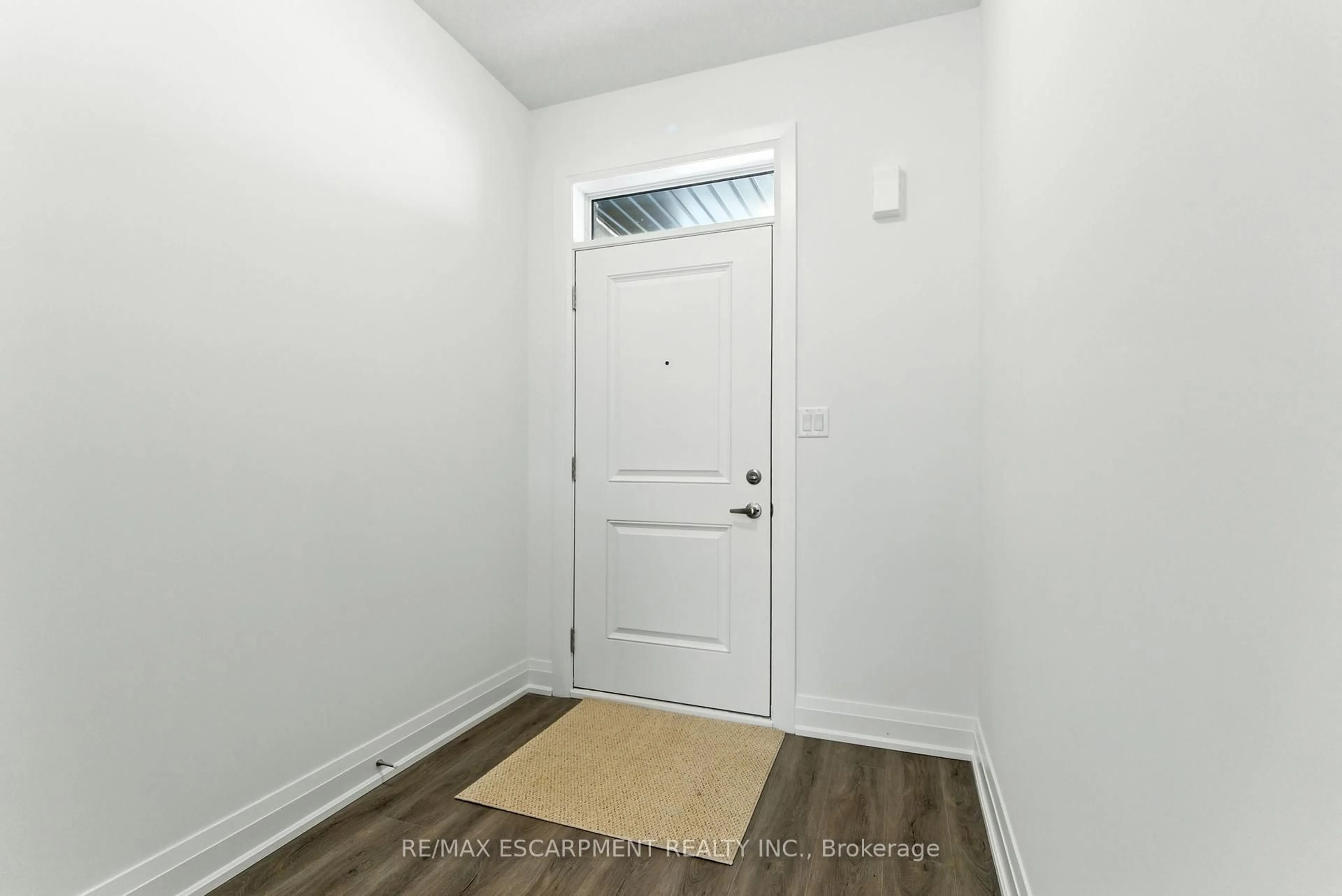 Indoor entryway for 4 Clear Valley Lane, Hamilton Ontario L0R 1W0