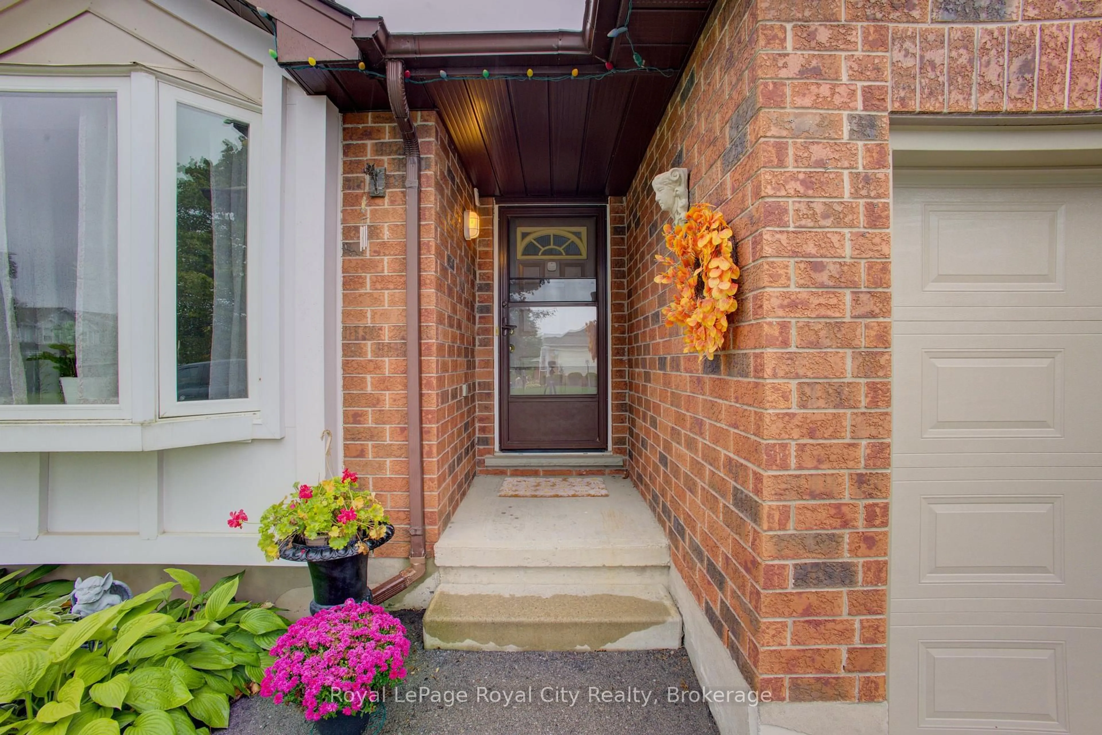 Indoor entryway for 532 Flannery Dr, Centre Wellington Ontario N1M 3P4