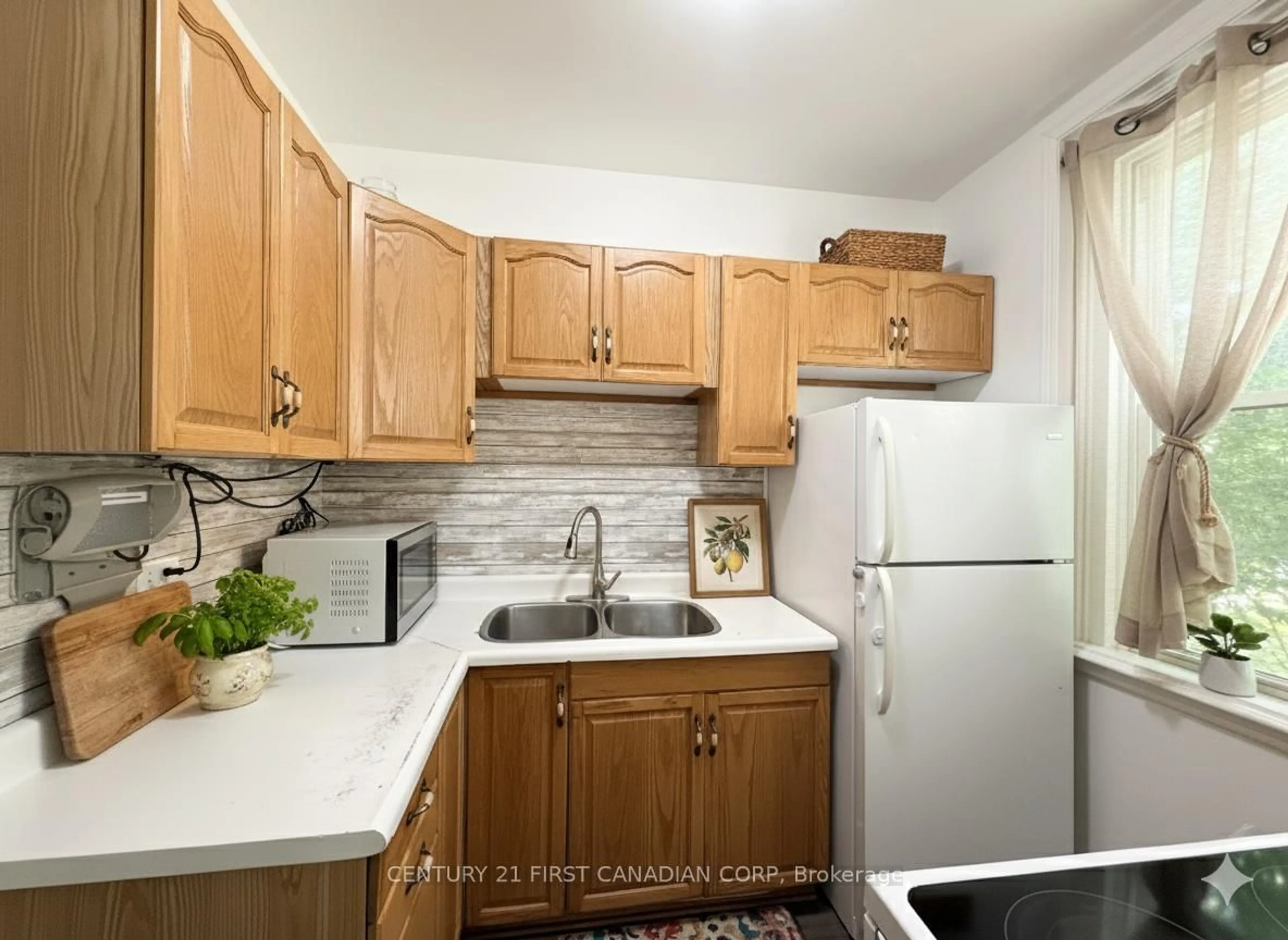 Standard kitchen, unknown for 197 Clarence St, London East Ontario N6B 2J8