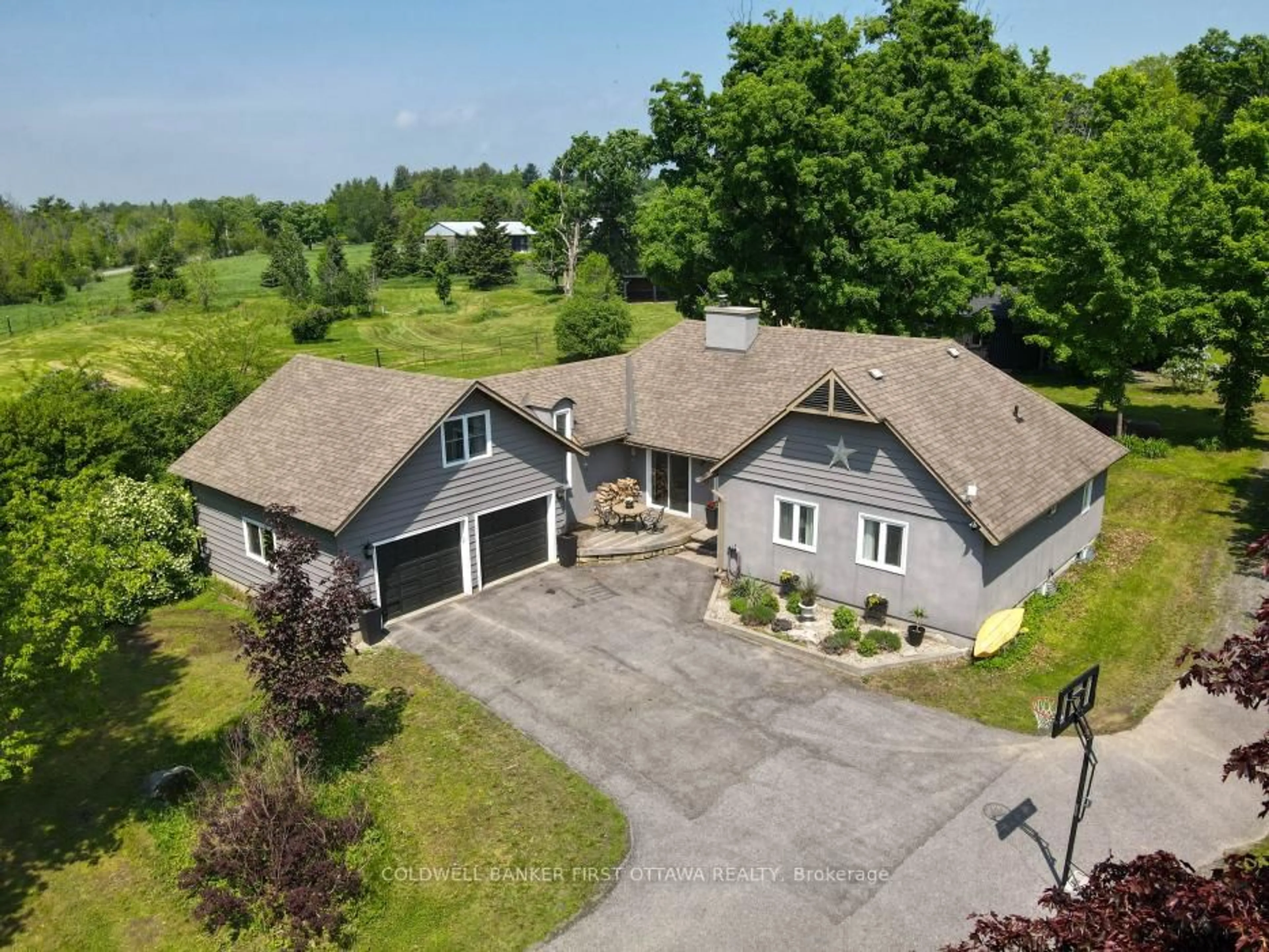 A pic from outside/outdoor area/front of a property/back of a property/a pic from drone, unknown for 2060 Fifth Line Rd, Ottawa Ontario K0A 1T0