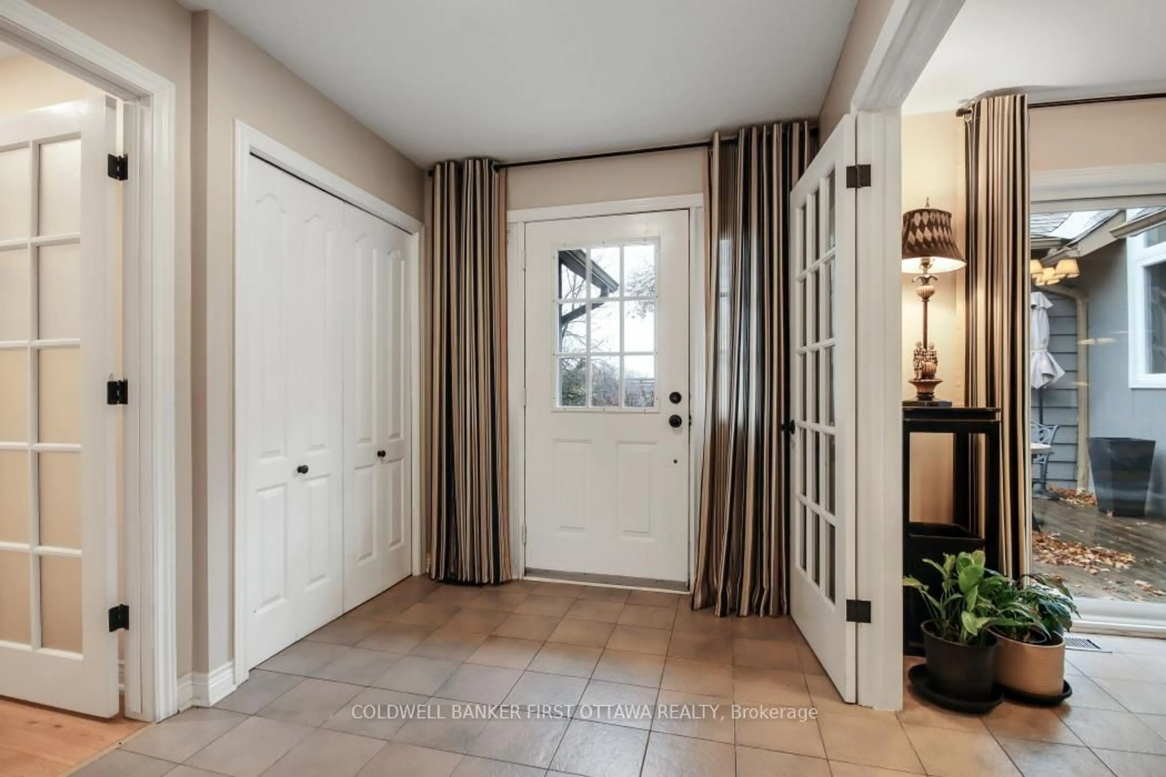 Indoor entryway for 2060 Fifth Line Rd, Ottawa Ontario K0A 1T0