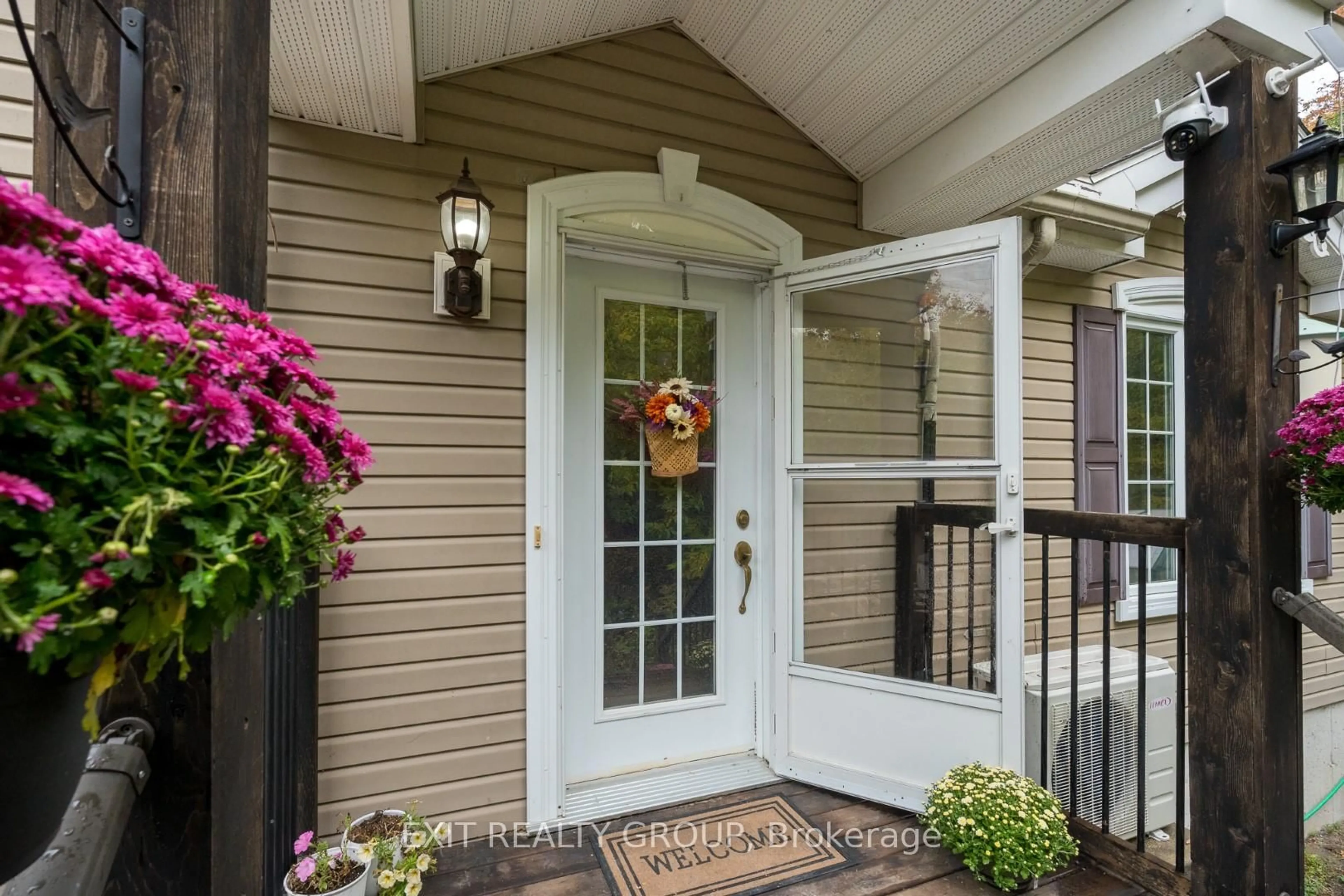 Indoor entryway for 143 Douglas Rd, Madoc Ontario K0K 2K0
