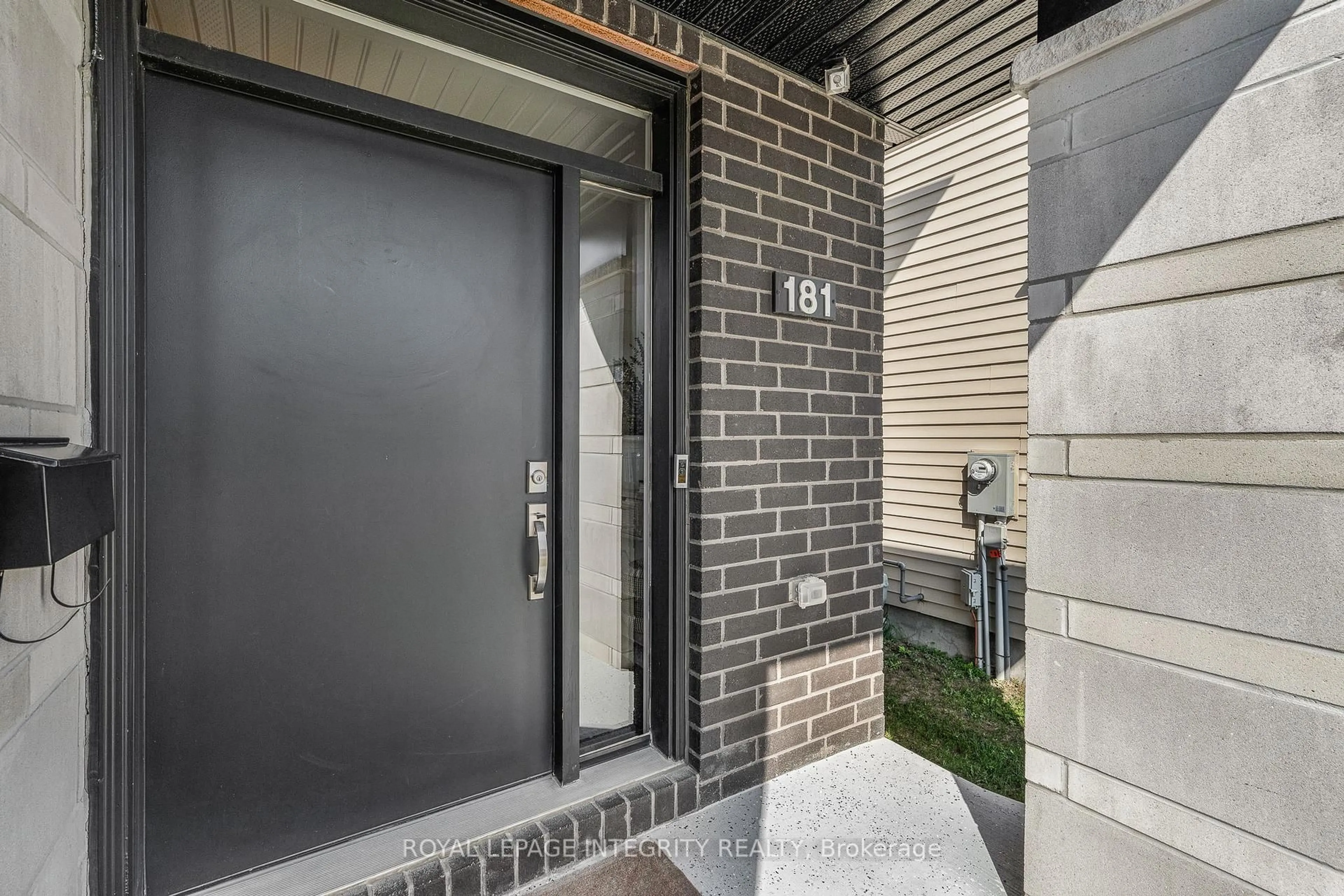 Indoor entryway for 181 Crevasse Rd, Ottawa Ontario K1W 0H8