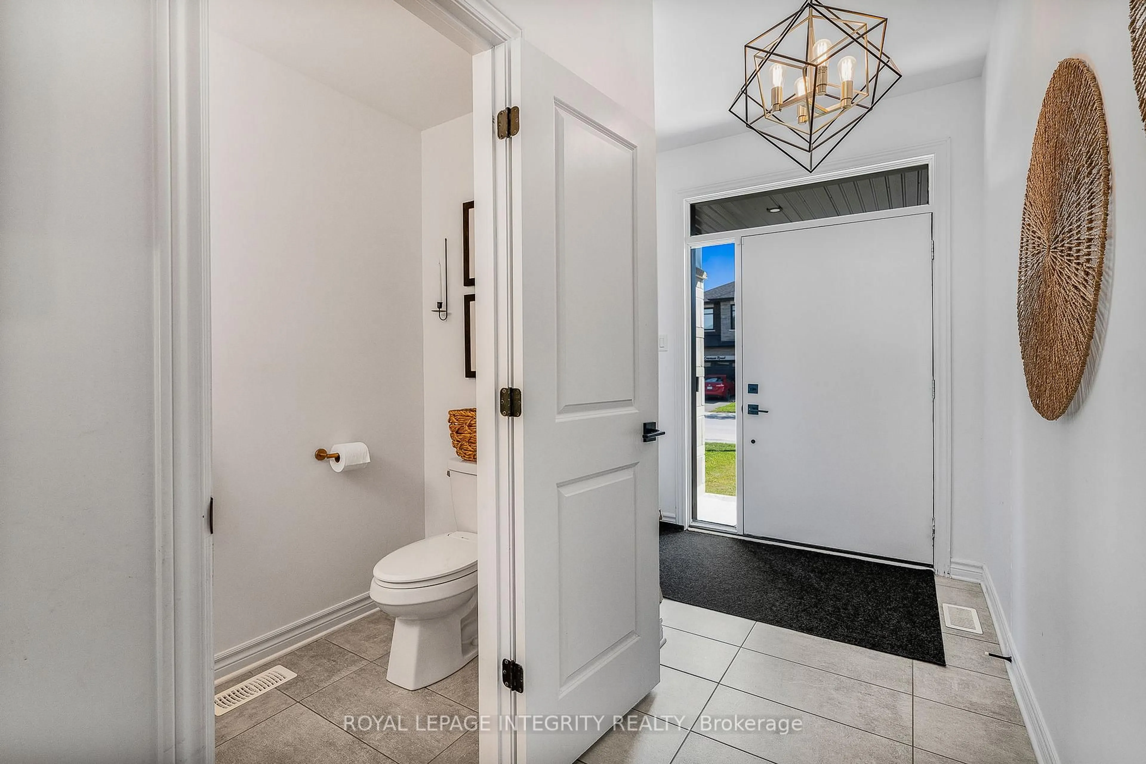 Indoor entryway for 181 Crevasse Rd, Ottawa Ontario K1W 0H8